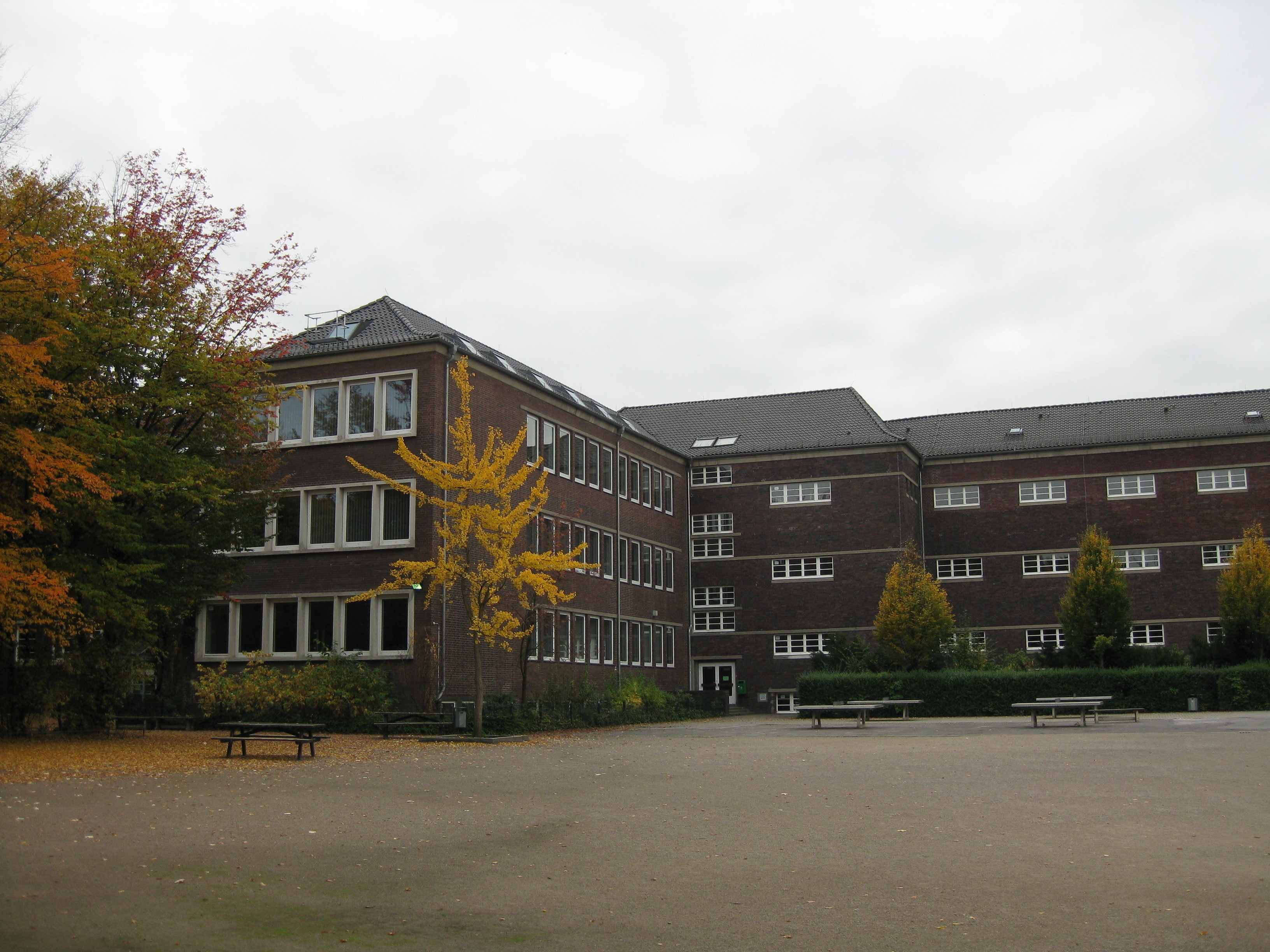 Eine der vier künftigen Talentschulen ist das Ricarda-Huch-Gymnasium. Das war vor Jahren mal Thema im Lokalkompass, als es um die Nutzung des Schulhofs als Parkraum ging. Archivbild