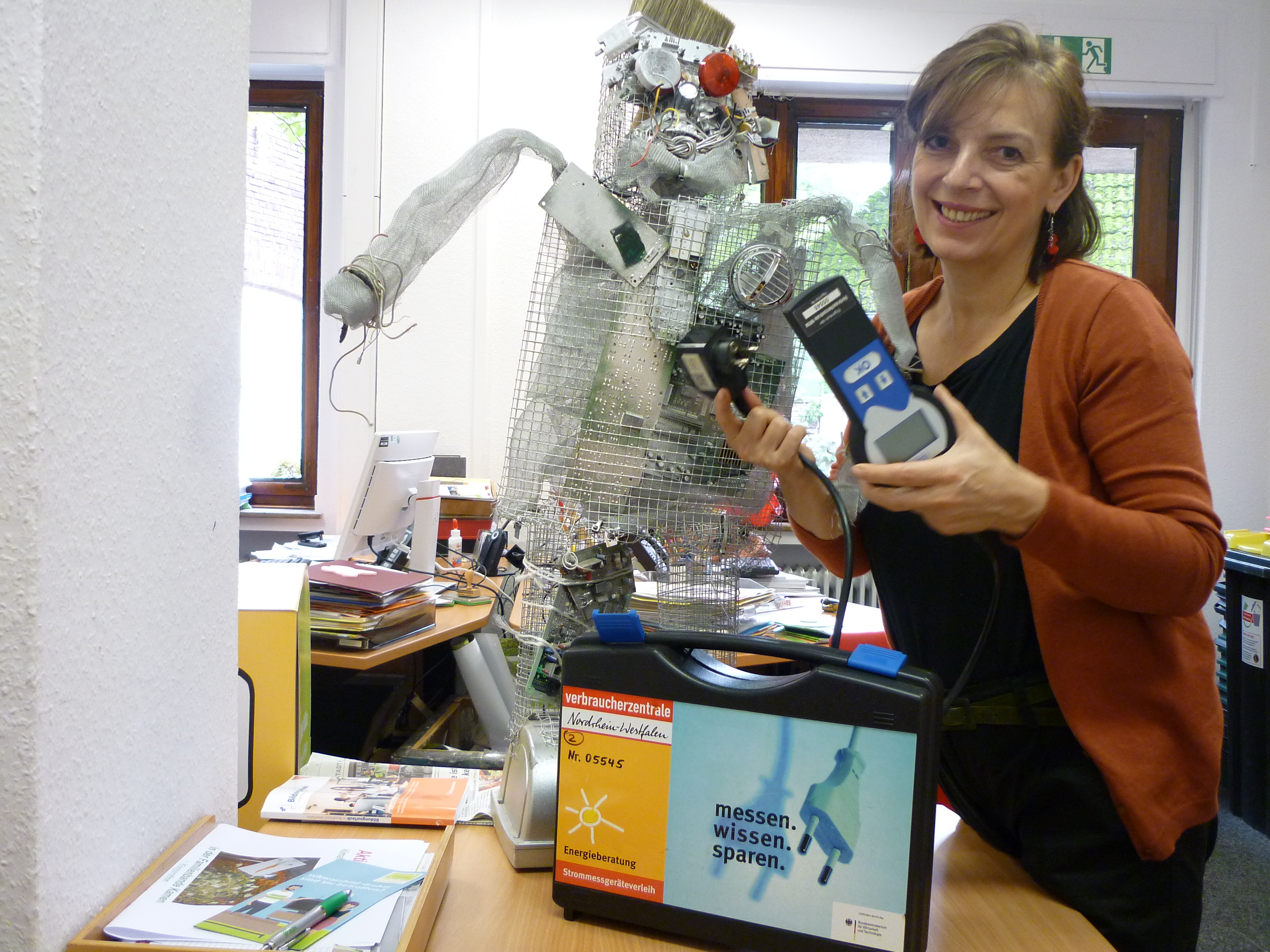 Jutta Eickelpasch mit Roboter "Rob" der bei einer ihrer Aktionen im Jugendkulurcafe entstand. Dazu informiert sie zu Entsorgungswegen und Rohstoffen von Elektrogeräten. Ihre Bildungsveranstaltungen richten sich an Schulen und Jugendzentren.