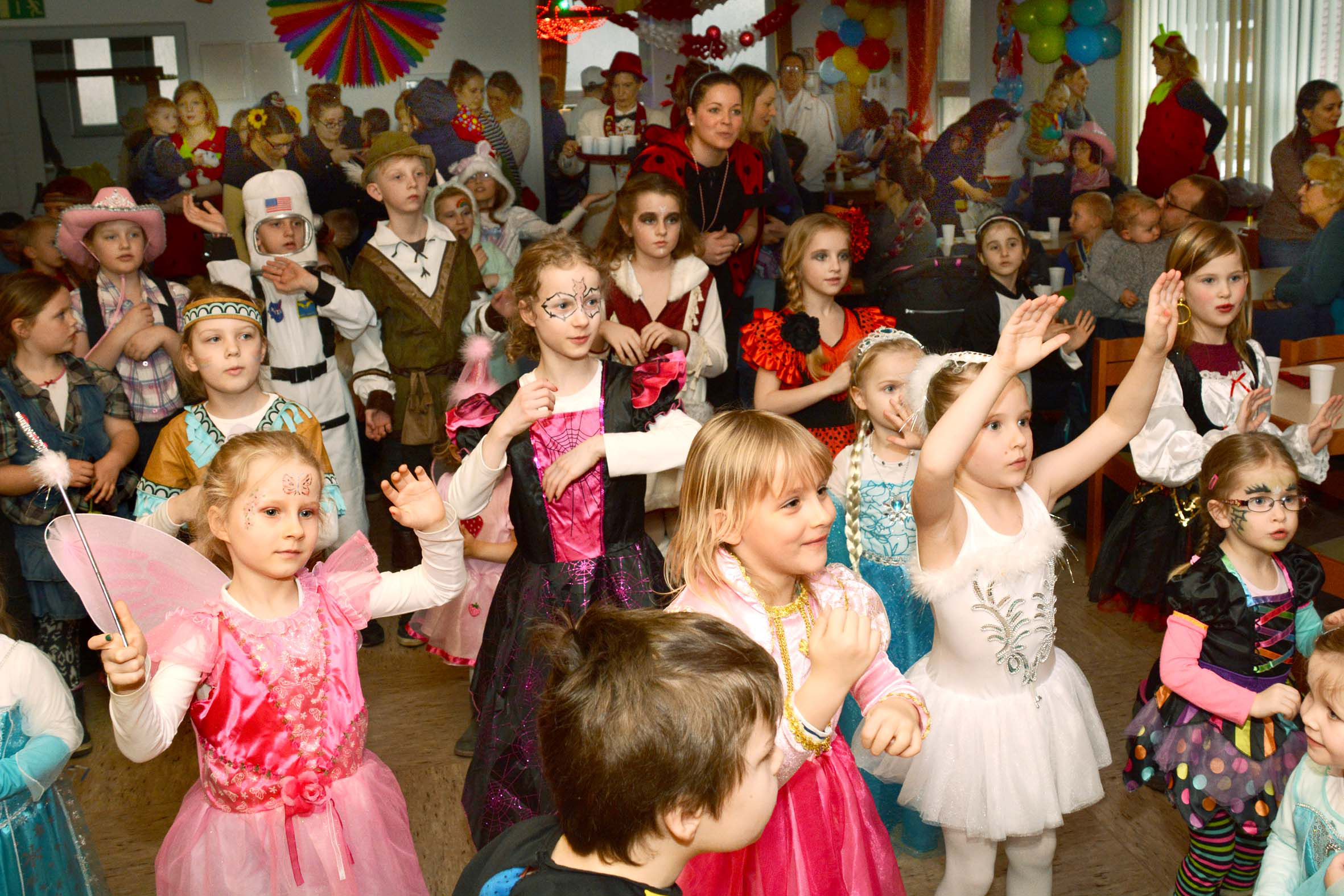 Elfen und Prinzessinnen, Trapper und Astronauten feierten im letzten Jahr mit beim Kinderkarneval "Husen lot gohn" im Canisius-Haus.