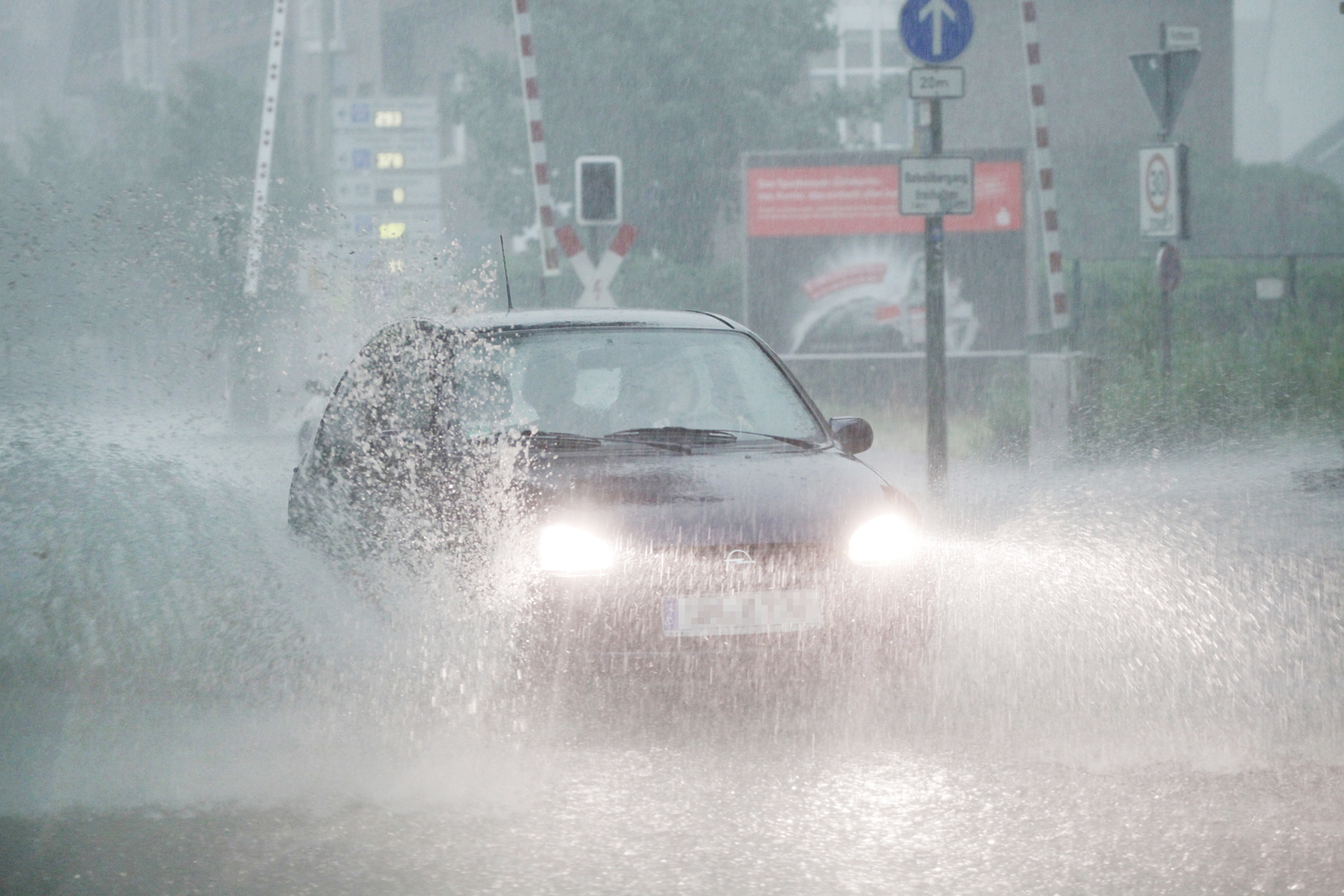 Sonntag kommt zum Wind dann auch noch eine Menge Regen.