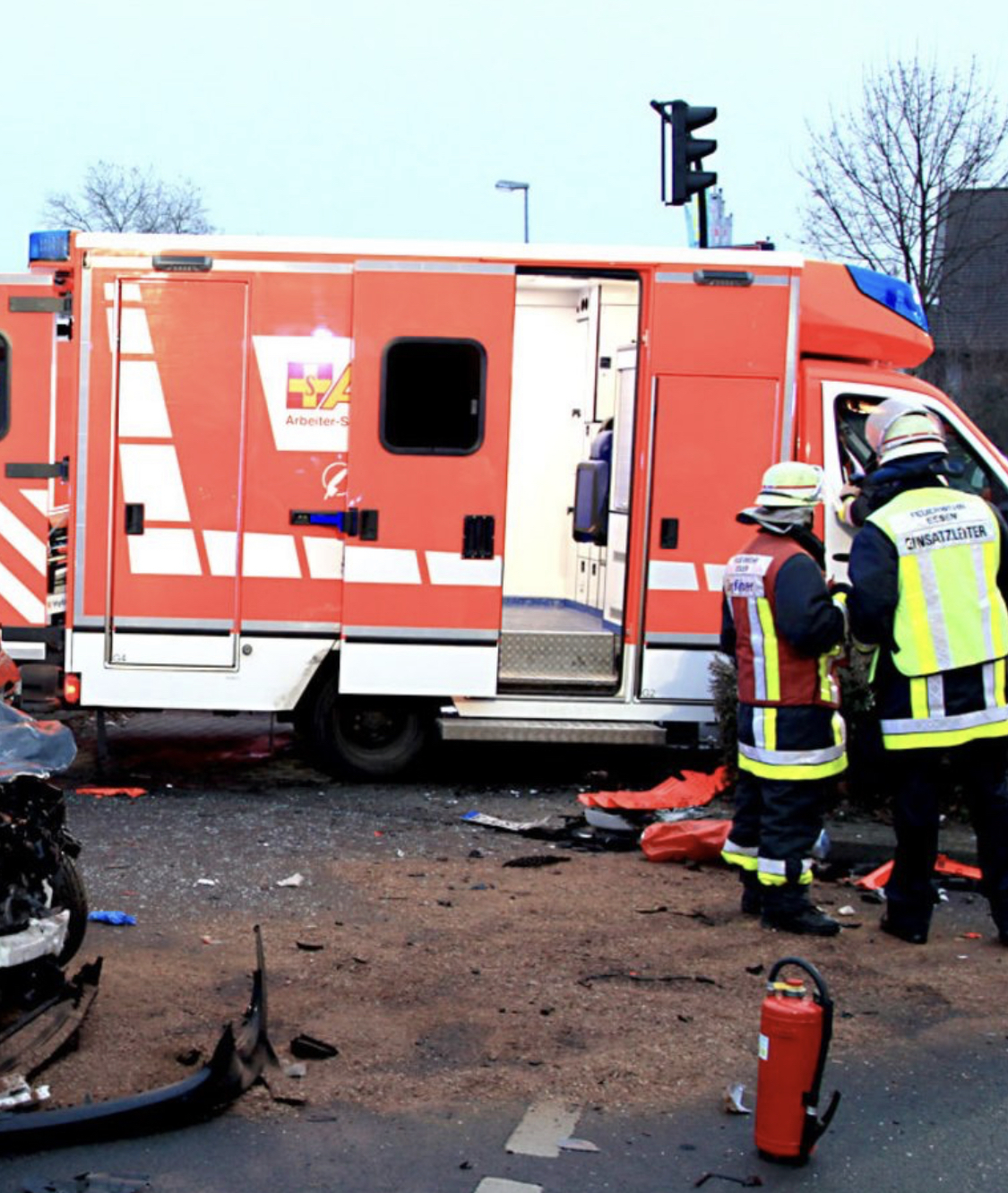 Ein Krankenwagen prallte, im Einsatz mit Martinshorn und Sirene, mit einem Smart zusammen. Archiv-Foto: Filzen/Feuerwehr Essen