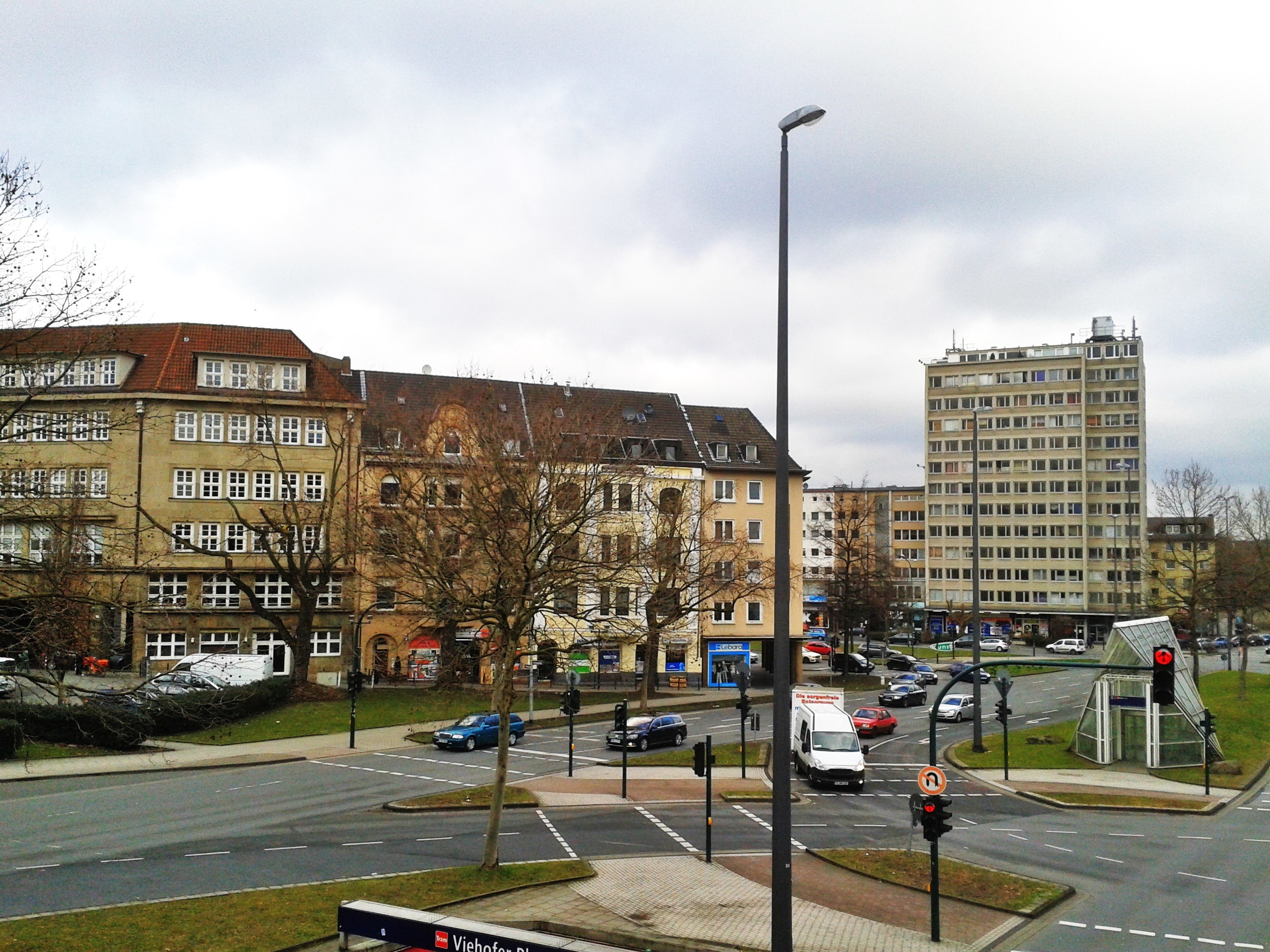 Im Prinzip gibt es auch hier auf der Schützenbahn kurz vor dem Viehofer Platz Radwege - bis zu einer nutzerfreundlichen Umweltspur ist noch viel zu tun. Noch sind Radfahrer*innen deshalb zwischen all den Automassen und Autoabgasen eine bedrohlte Minderheit.