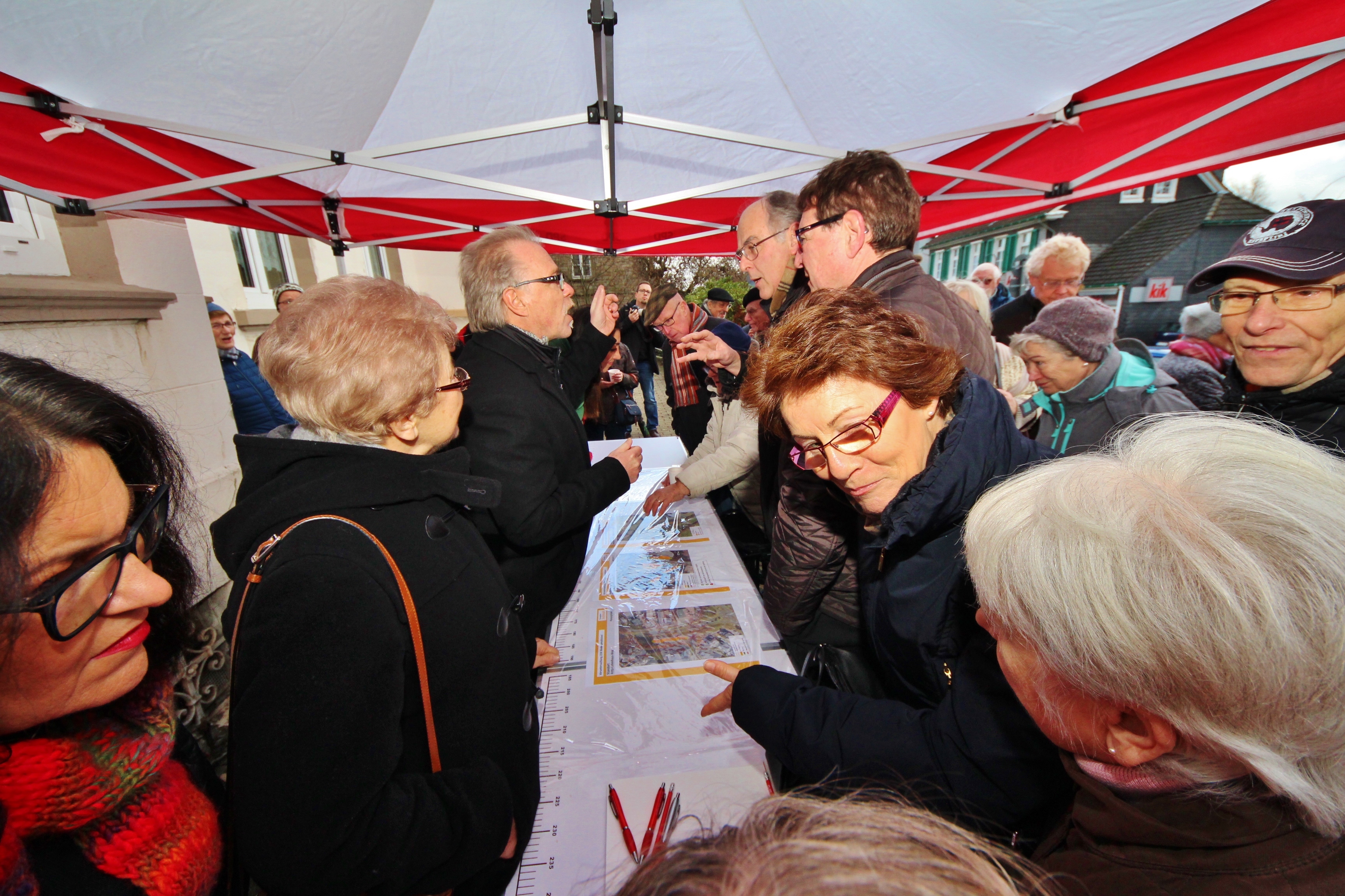 Auf großes Interesse stieß die Informationsveranstaltung der SPD Sprockhövel, Interessierten die drei Planungsvarianten für die Modernisierung bzw. Verlegung des Busbahnhofes zu erläutern und Anregungen der Bürger entgegenzunehmen.