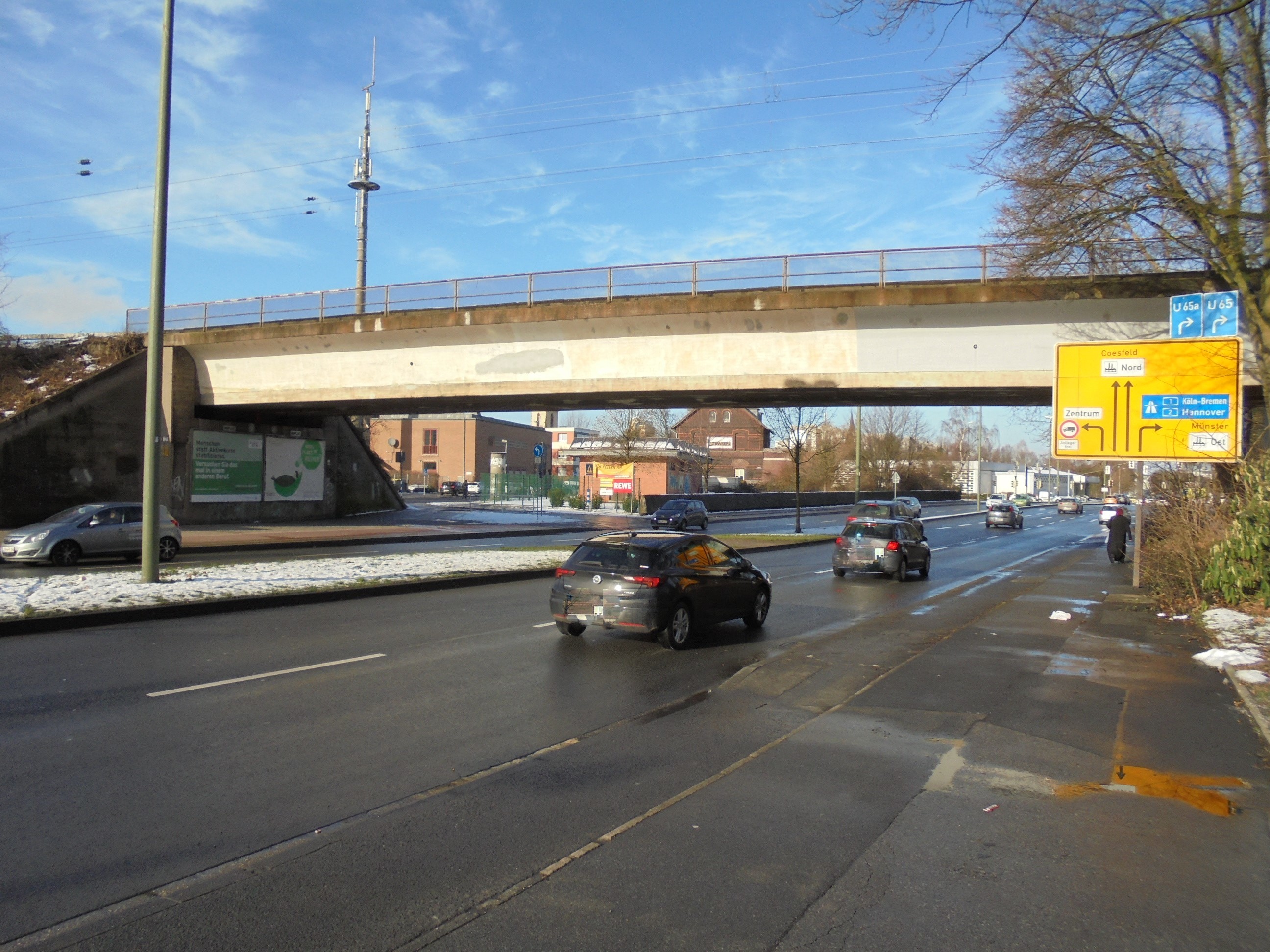 Die Hamm-Osterfelder-Bahnlinie führt in Ost-West-Richtung quer durch die gesamte Stadt Lünen.