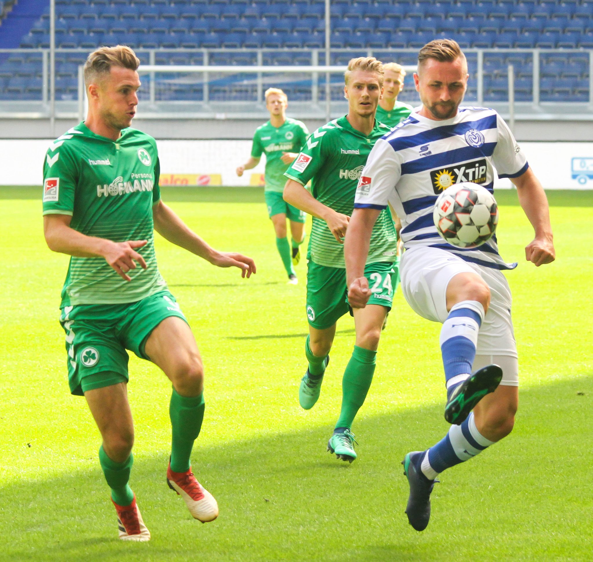 Wie im Hinspiel auch, gab es für die Zebras gegen Greuther Fürth eine 1:0 Niederlage. John Verhoek wurde spät eingewechselt, konnte die Niederlage aber nicht verhindern. Zwei Elfmeter, eine rote Karte und Trainer auf der Tribüne waren die Highlights in diesem Spiel. Spielerisch gab es von beiden Mannschaften nicht viel zu sehen.