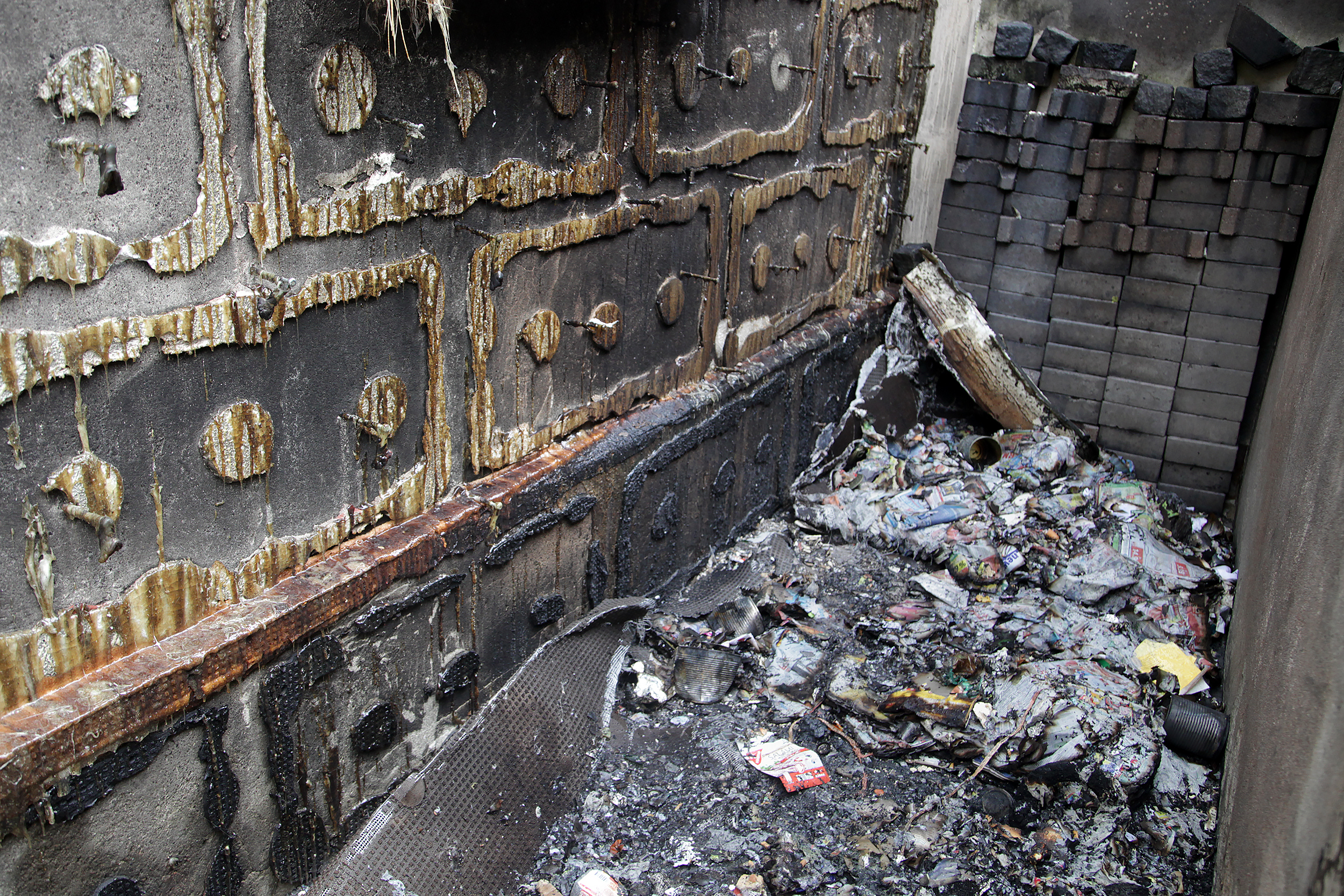 Das Feuer zerstörte mehrere Mülltonnen und auch Teile der Hausfassade.