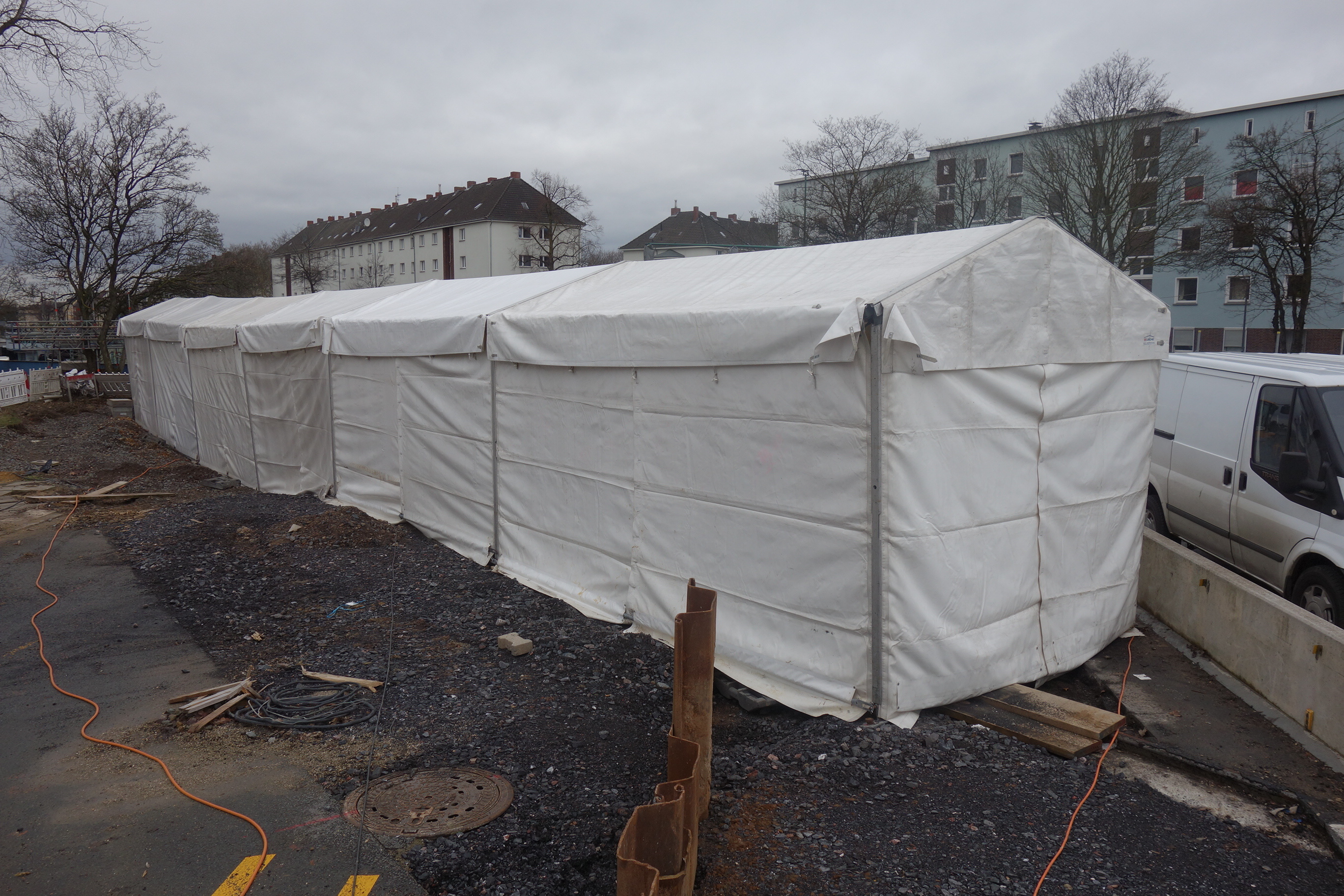Unter Riesenzelten auf der Hausacker-Brücke wird hart gearbeitet...