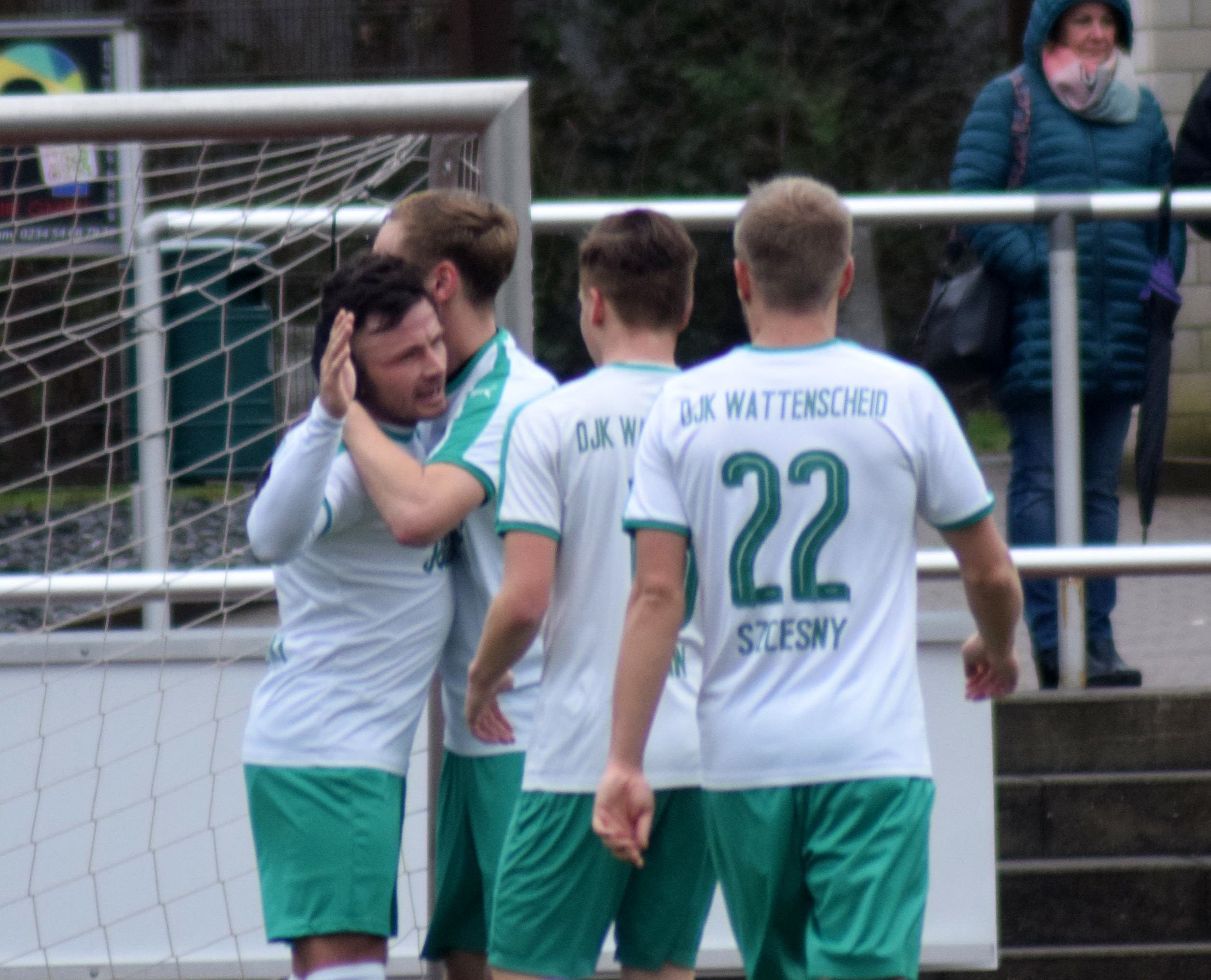 Kamil Kokoschka (links) erzielte einen lupenreinen Hattrick für die DJK. Zum Sieg reichte es dennoch nicht. Foto: Peter Mohr