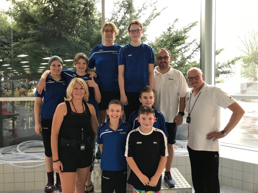 In Bochum standen die Delphine insgesamt 48 mal auf dem Siegerpodest. Für das Gruppenfoto gesellten sich die Kampfrichter Tanja Schulte-Bockholt, Marcus Schmidt und Michael Reese (ganz rechts) und Trainerin Griseldis Stewing (oben) dazu.