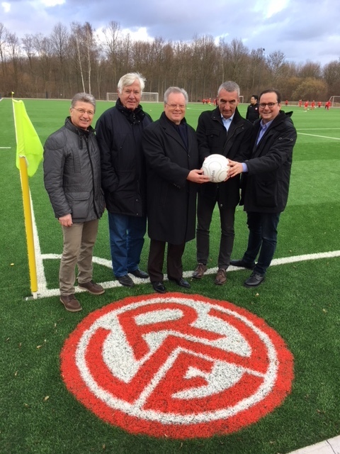 Bei der Übergabe v.l.n.r.: der stellv. Bezirksbürgermeister Klaus Hagen, Sportausschussvorsitzender Klaus Diekmann, CDU Ratsherr Uwe Kutzner, Rot-Weiß-Essen Bos Marcus Uhlig und Oberbürgermeister Thomas Kufen.