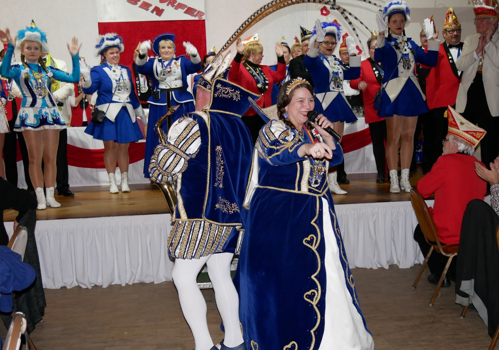 Das Essener Stadtprinzenpaar Bernie I. und Katrin I. sorgten für Stimmung bei den Altendorfer Buben im Pfarrzentrum St. Elisabeth.