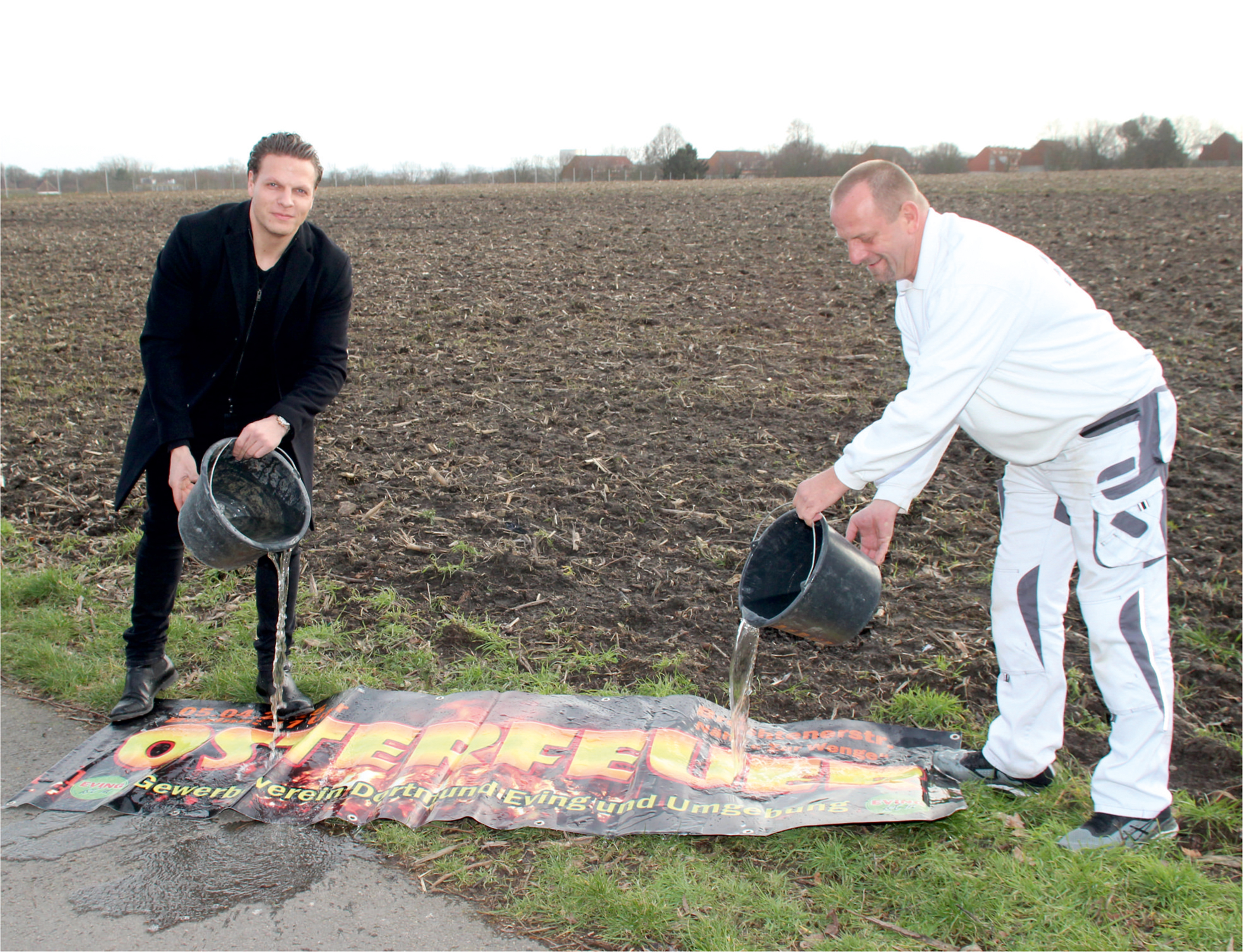 Gewerbevereins-Vorsitzender Meik Hibbeln (l.) und sein Stellvertreter Michael Döbbel waren sich nicht zu schade fürs werbewirksame Lösch-Foto, um ihrem Appell an die Evinger den richtigen Pfiff zu verleihen.