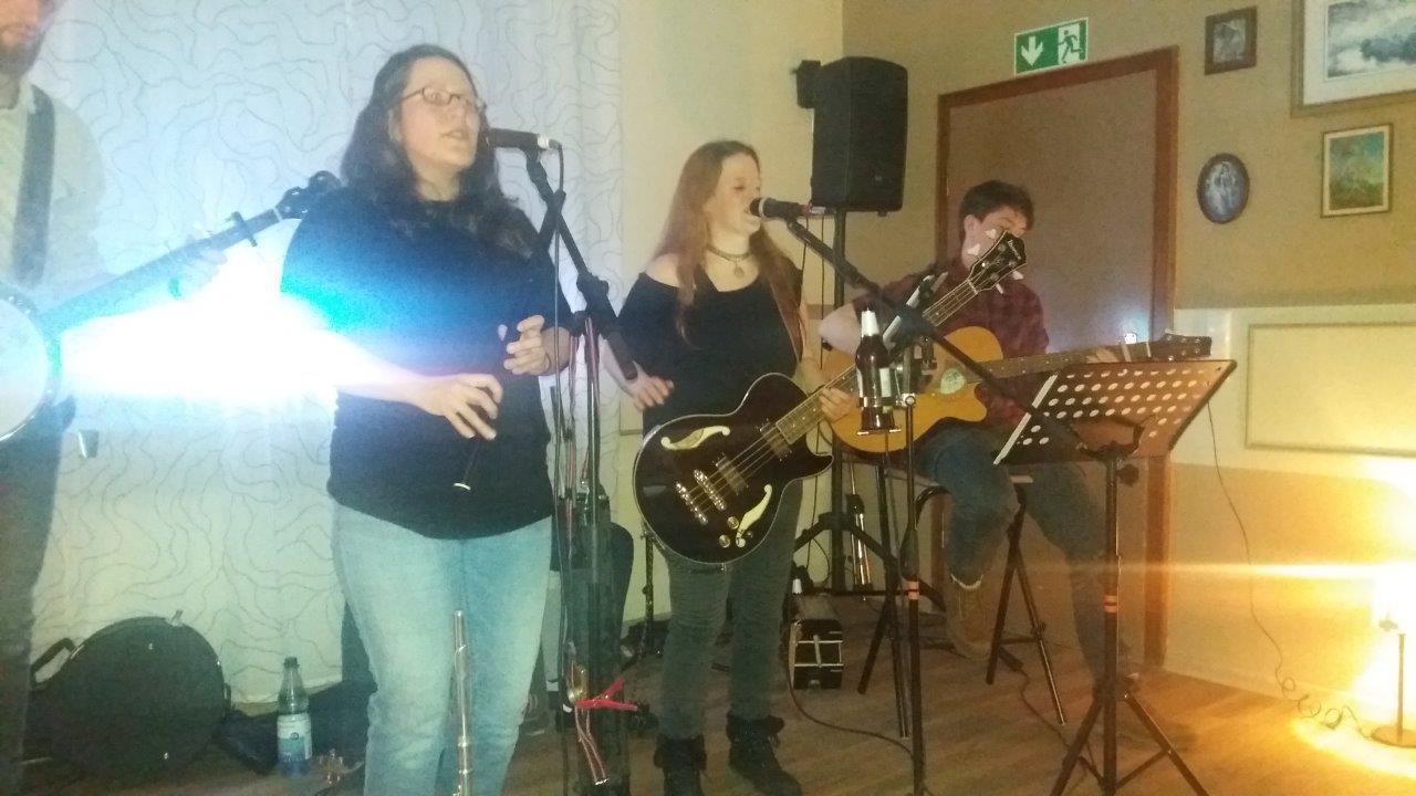 "Old Tavern" trat dieses Mal als Trio auf