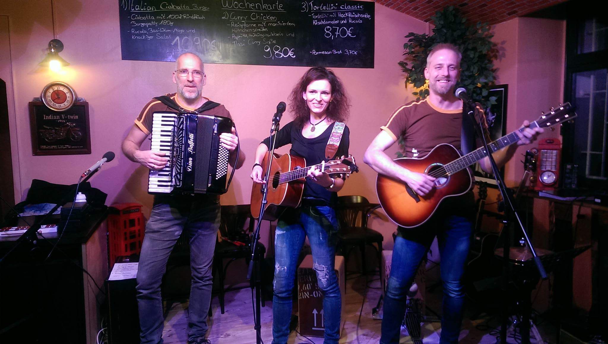 Am Samstag, 23. Februar, eröffnet das Trio "Übertaktet" den neuen Saisonstart der Kultbühne Bruckhausen.