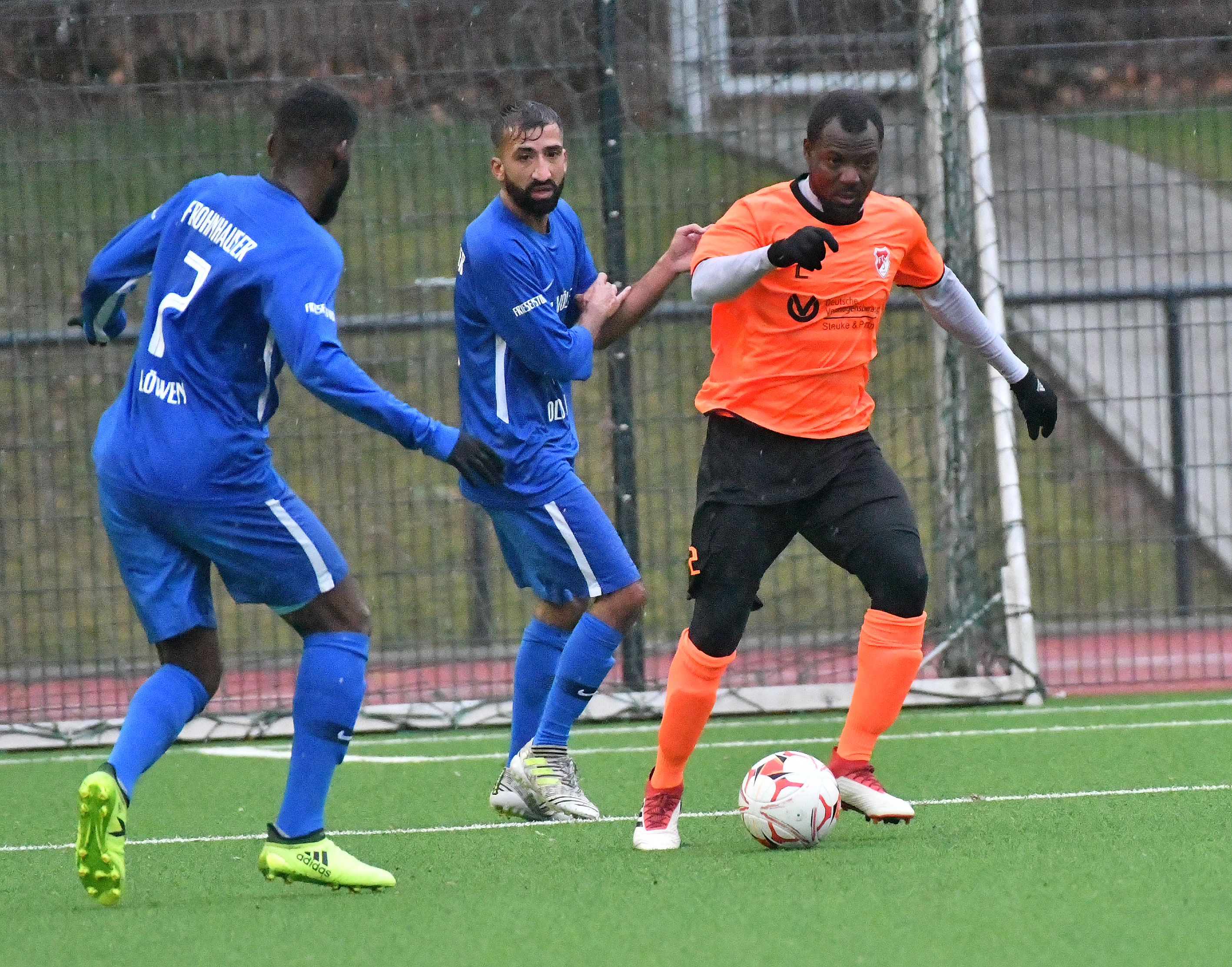 Winterzugang Alassane Ouedraogo setzt sich gegen zwei Frohnhauser durch.
Foto: Bangert