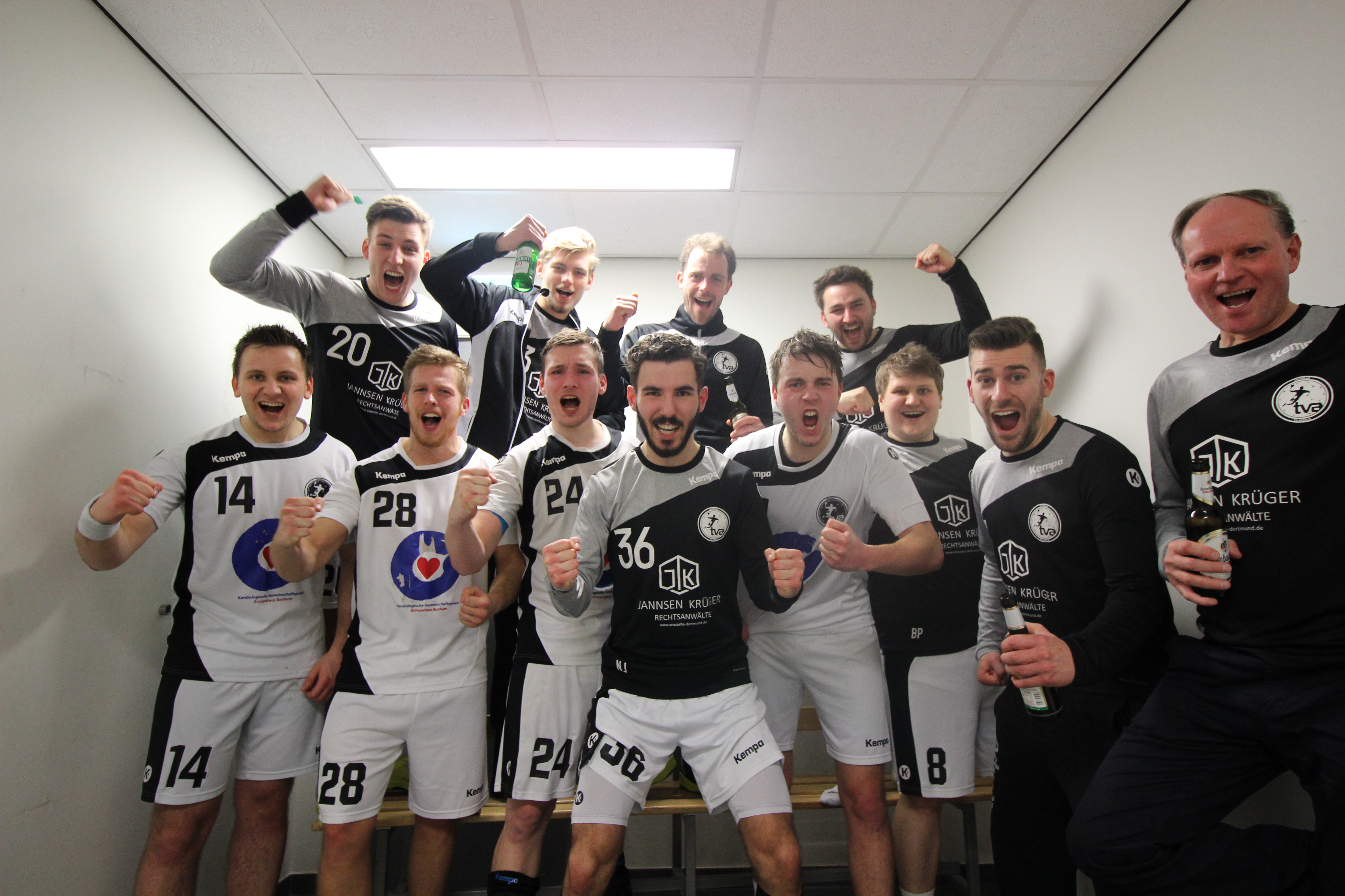 Immerhin die 1. Herrenmannschaft hatte am Sonntag Grund zum Jubeln. Das Team von Trainer Karsten Wege (r.) besiegte die DJK Komet mit 34:26.