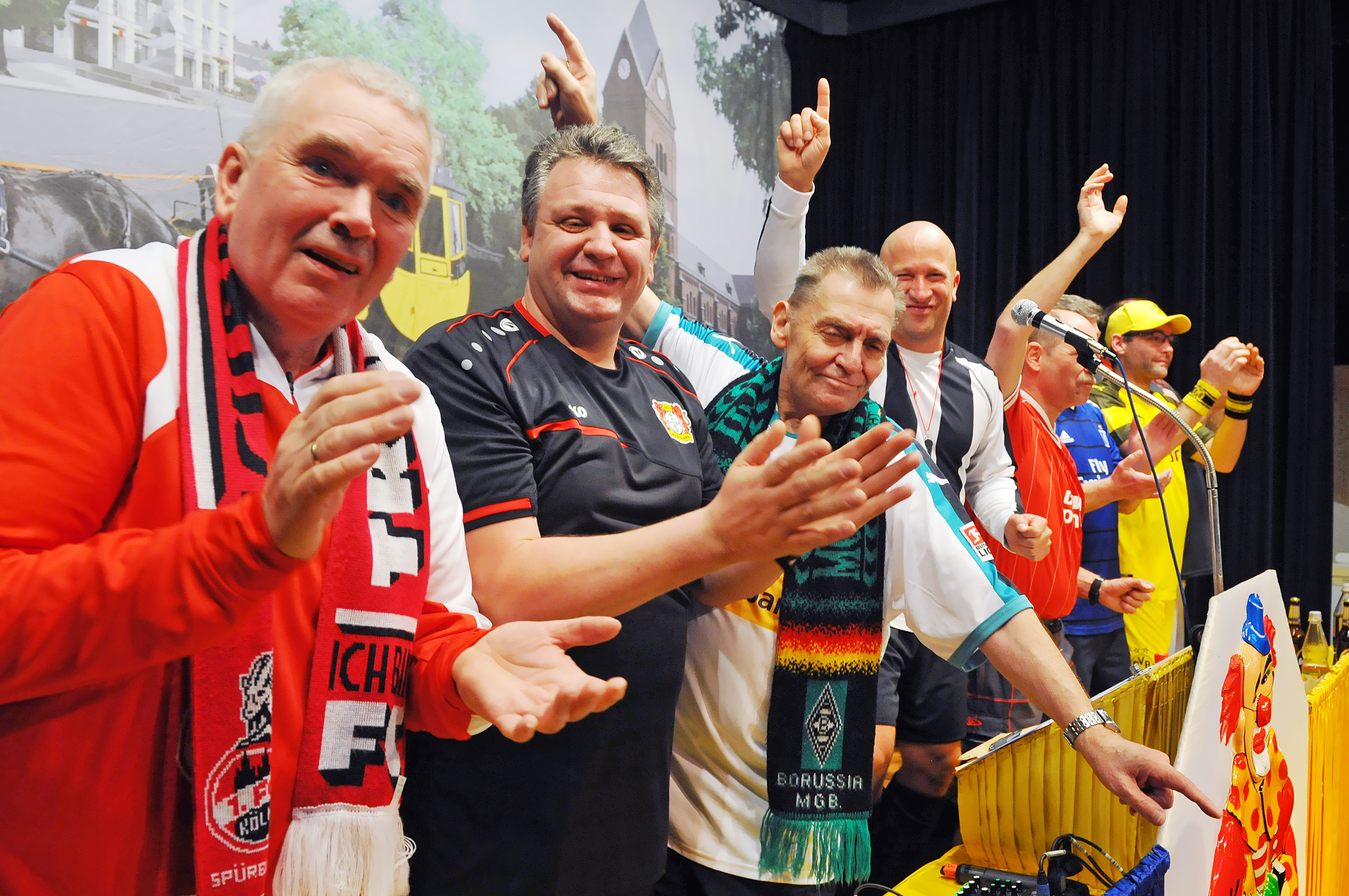 Ein buntes Bild: Die Mitglieder des Elferrates hatten sich in die Trikots ihrer Lieblings-Fußballmannschaften gehüllt und teilweise auch den dazugehörigen Fan-Schal um den Hals gehangen.