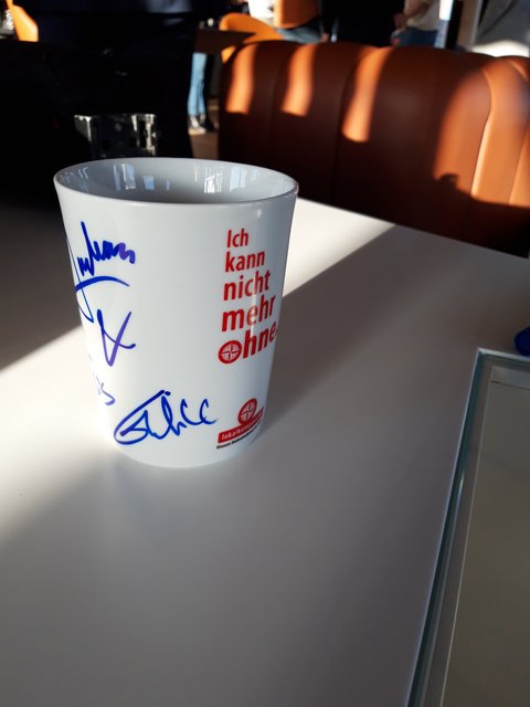 Sarina Haarmeyer ließ sich einen Lokalkompass-Becher unterschreiben. Foto: Dabitsch