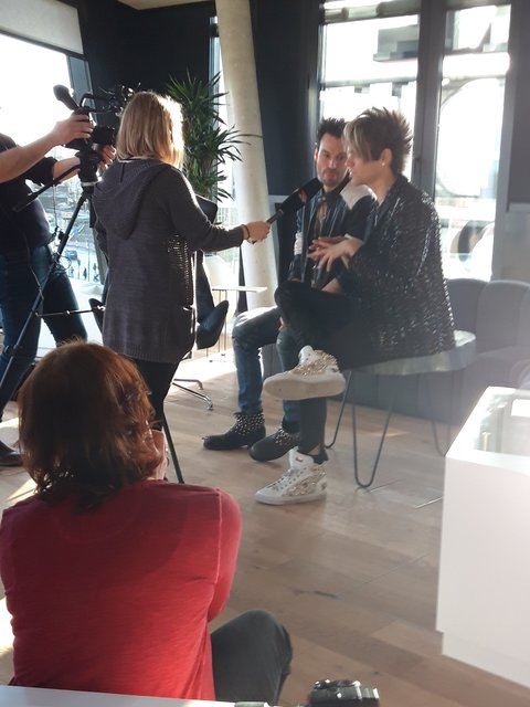 Sarina Haarmeyer (im Vordergrund) macht Fotos der Ehrlich Brothers beim Interview. Foto: Dabitsch