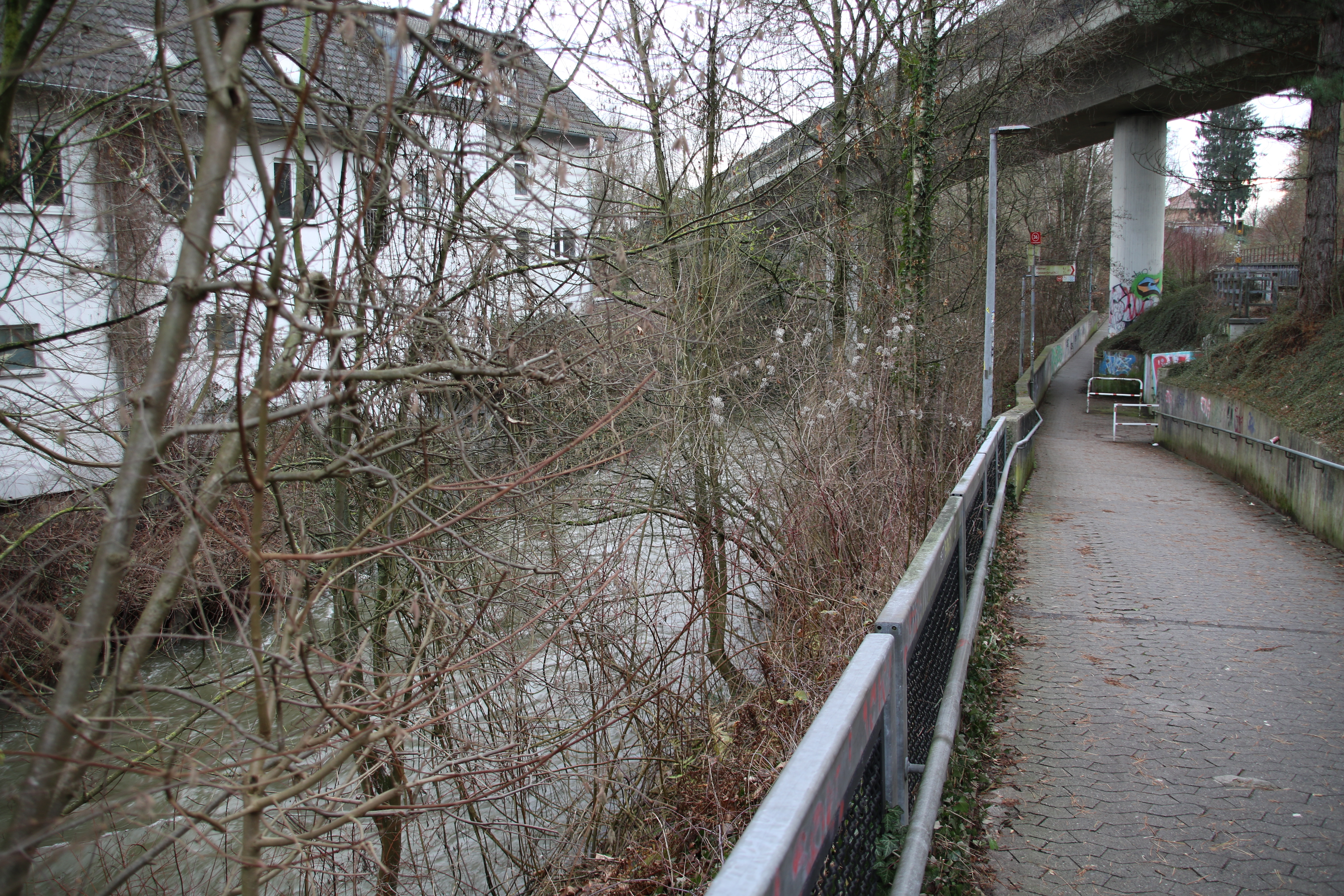 Fuß- und Radweg Richtung Ehrenmal