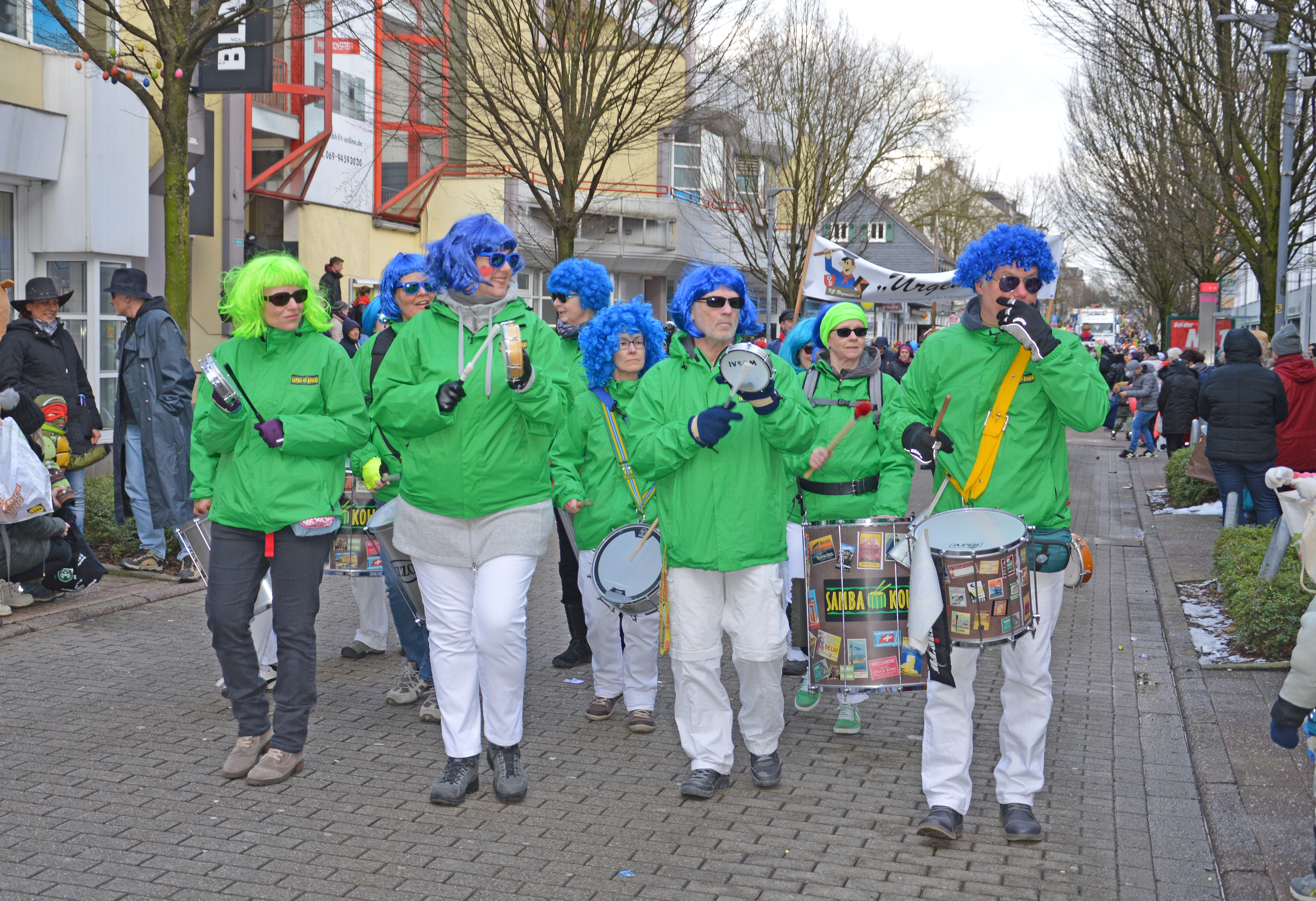 Beim Rosenmontagszug in Velbert mitmachen kann jeder, ob als Fußgruppe oder mit einem Wagen. Die Teilnahme ist kostenlos, nur das Wurfmaterial muss organisiert werden.