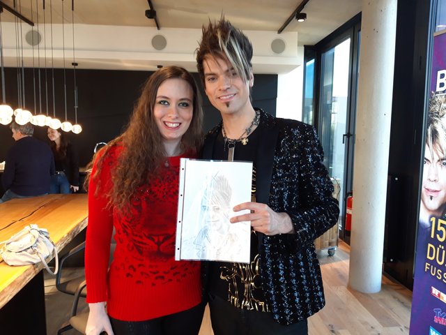 Isabell Messemer hat ein Porträt von Chris Ehrlich gemalt, das sie ihm persönlich übbereichte. Foto: Dabitsch