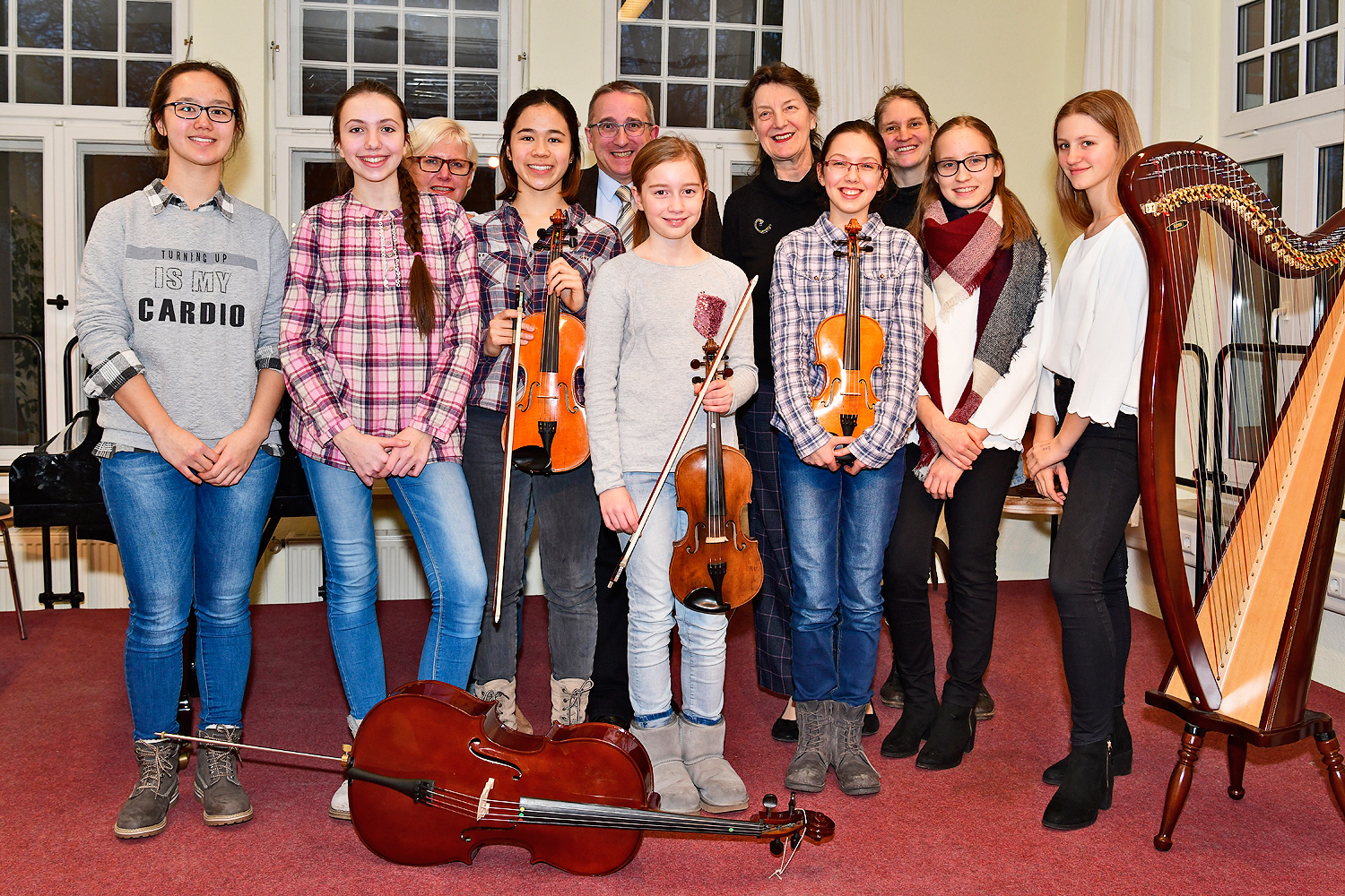 Auch beim 2019er-Wettbewerb "Jugend musiziert" konnten sich Schüler der Musikschule Gladbeck über sehr gute Platzierungen freuen. Unser Foto zeigt die Nachwuchs-Musiker mit Musikschulleiter Rolf Hilgers, der Fördervereins-Vorsitzenden Dr. Gabriele Tichy-Voß sowie einigen Musikschullehrern.