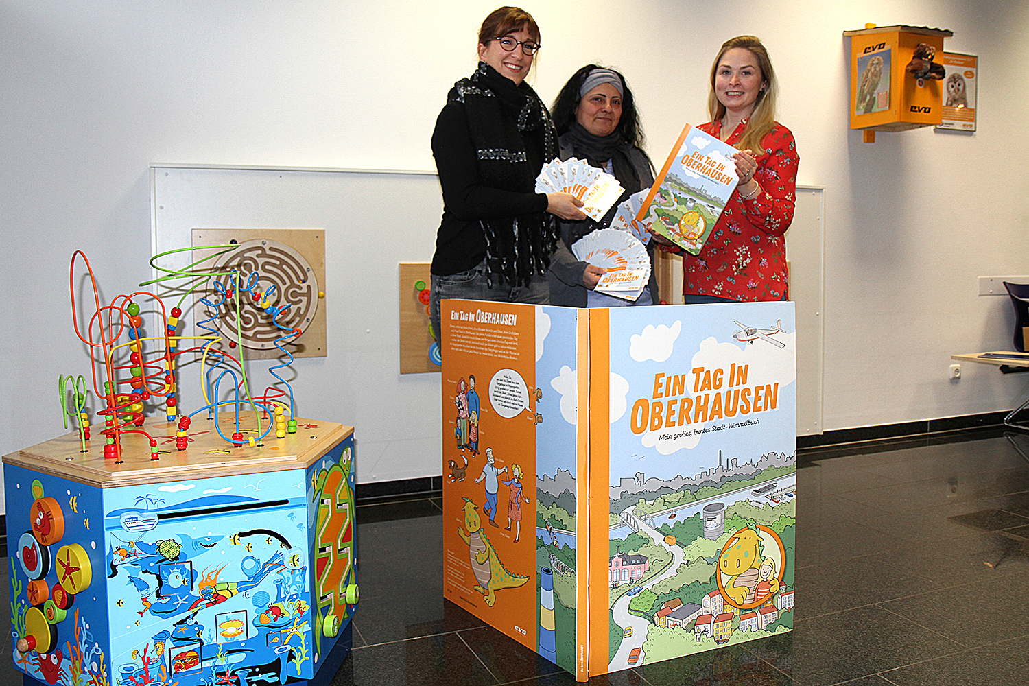 Das Foto zeigt v.l.n.r. Natascha Beulshausen, Fatma Kurt-Ayar (beide KIM) und Eva Rogge. Foto: EVO