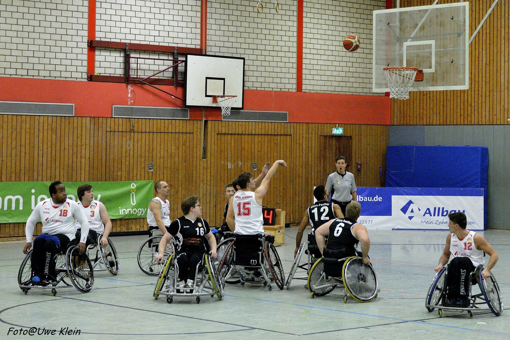 Foto (Uwe Klein): Die Bears, hier in der Offense mit (v.l.) Romario Biswane (18), Kapitän Joel Schaake (3), Jens Hillmann (5), Hannfrieder Briel (15, beim Korbwurf) und Oleg Kyrylenko (12), wollen auch gegen Warendorf erfolgreich sein.