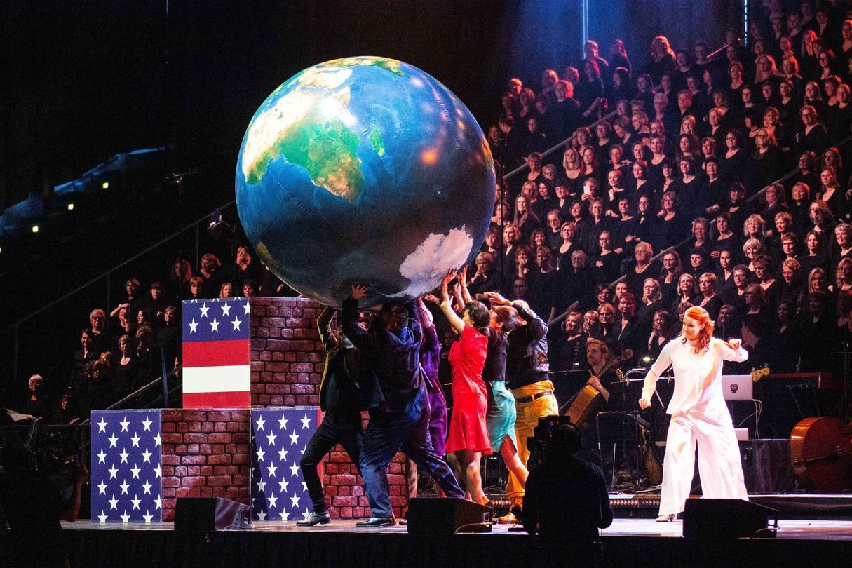 Eine riesige Weltkugel schickten die Darsteller des Chormusicals "Martin Luther King - Ein Traum verändert die Welt" auf die Reise durchs Publikum.