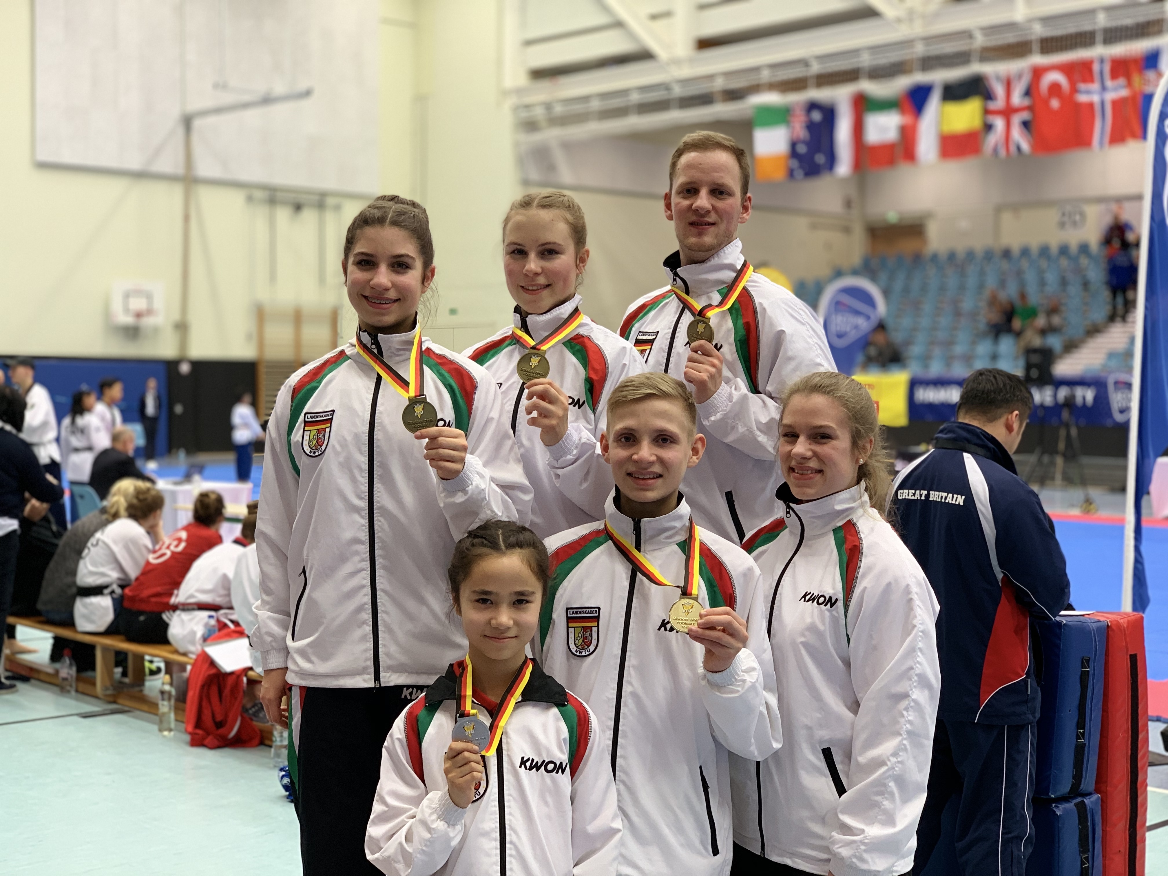 v.li.: Mia Merfeld, Jasmin Flotow, Emily Nitsche, Florian Bietz, Robin Schlickmann und Trainerin Anna-Lotta Merfeld