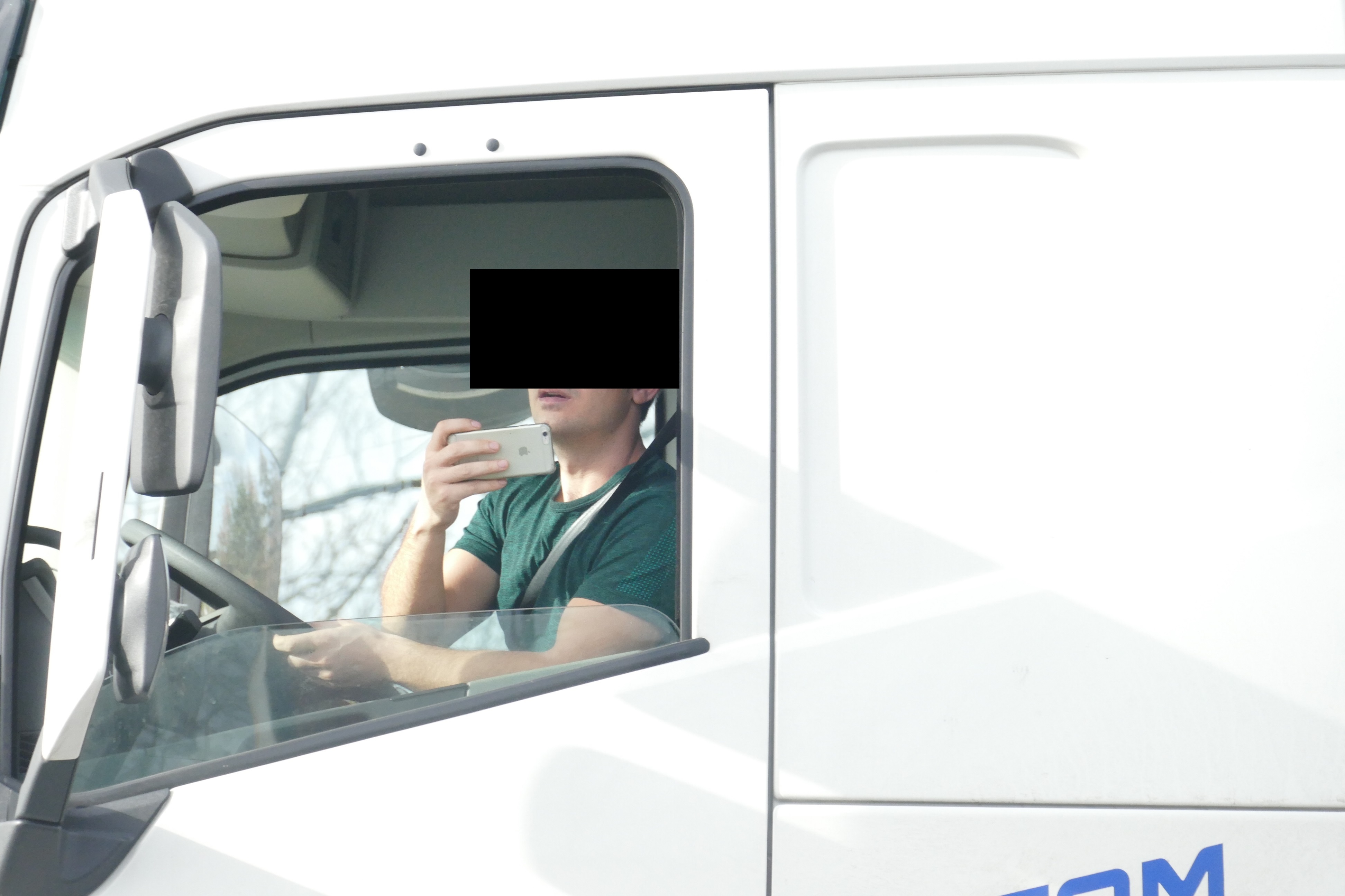 Die Polizei hat bei einem Unfall auf der A1 bei Dortmund Gaffer fotografiert, die ihrerseits den Unfall filmten oder fotografierten. Damit brachten die Gaffer sich und andere in Gefahr.
