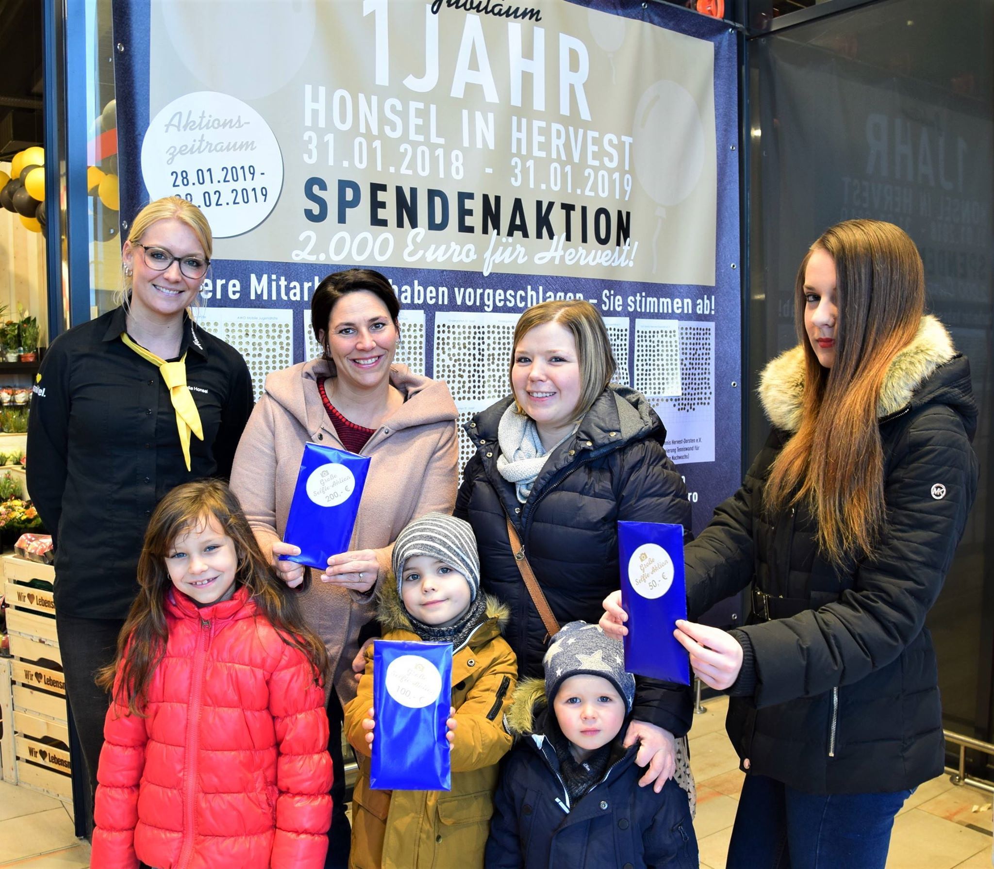 Julia Honsel (links) übergab die Einkaufs-Gutscheine jetzt an Familie Emmerling, Sabrina Süß und Sabrina Richter.