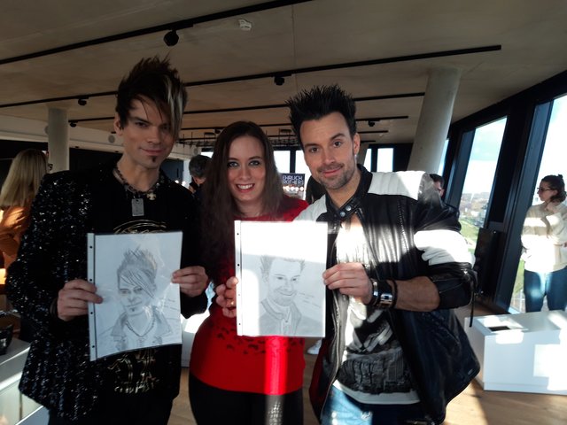 Isabell Messemer mit den Ehrlich Brothers und den Porträts, die sie für die Beiden gemalt hatte. Foto: Dabitsch