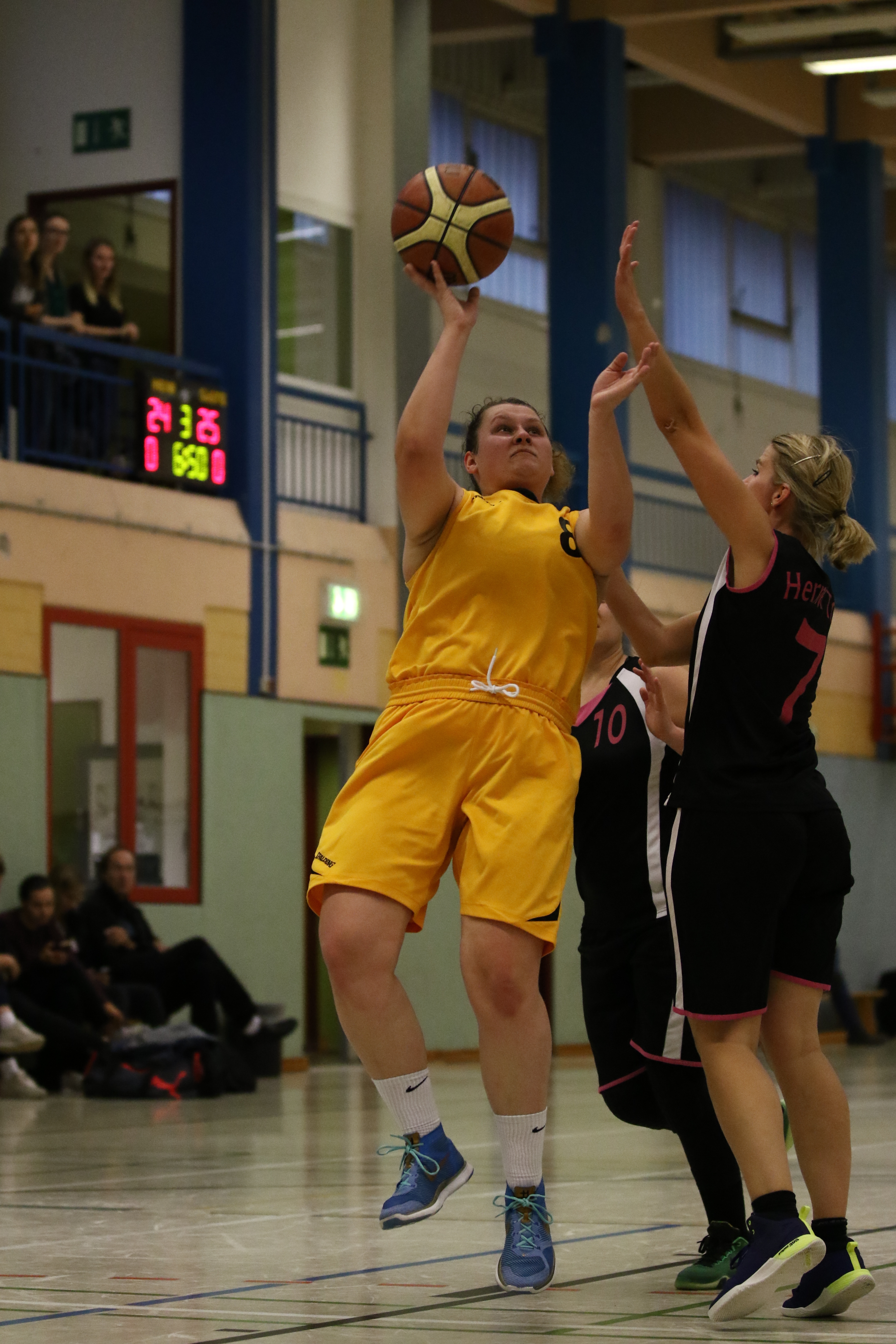 Constanze Przybyl war am letzten Wochenende mit beiden RBH-Teams im Einsatz. Mit den Bezirksliga-Damen kam sie zum 61:29 Sieg über die VfL AstroStars Bochum V, anschließend absolvierte sie bei den Oberliga-Damen ihren zweiten von insgesamt 5 möglichen Aushilfs-Einsätzen. Zwar langte es da gegen den RC Borken-Hoxfeld nicht zum Sieg (53:60 Niederlage), von RBH-Oberliga-Coach Benjamin Heck gab es aber anschließend ein Sonderlob für eine ganz starke Leistung.