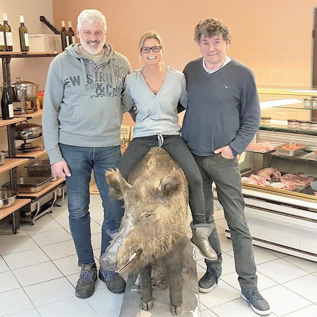 Ein sanfter Schenkeldruck, das Schwein hält! Neu-Besitzer Lothar Möbius (links) und Jäger Clemens John lassen Nadine Protze probesitzen.
