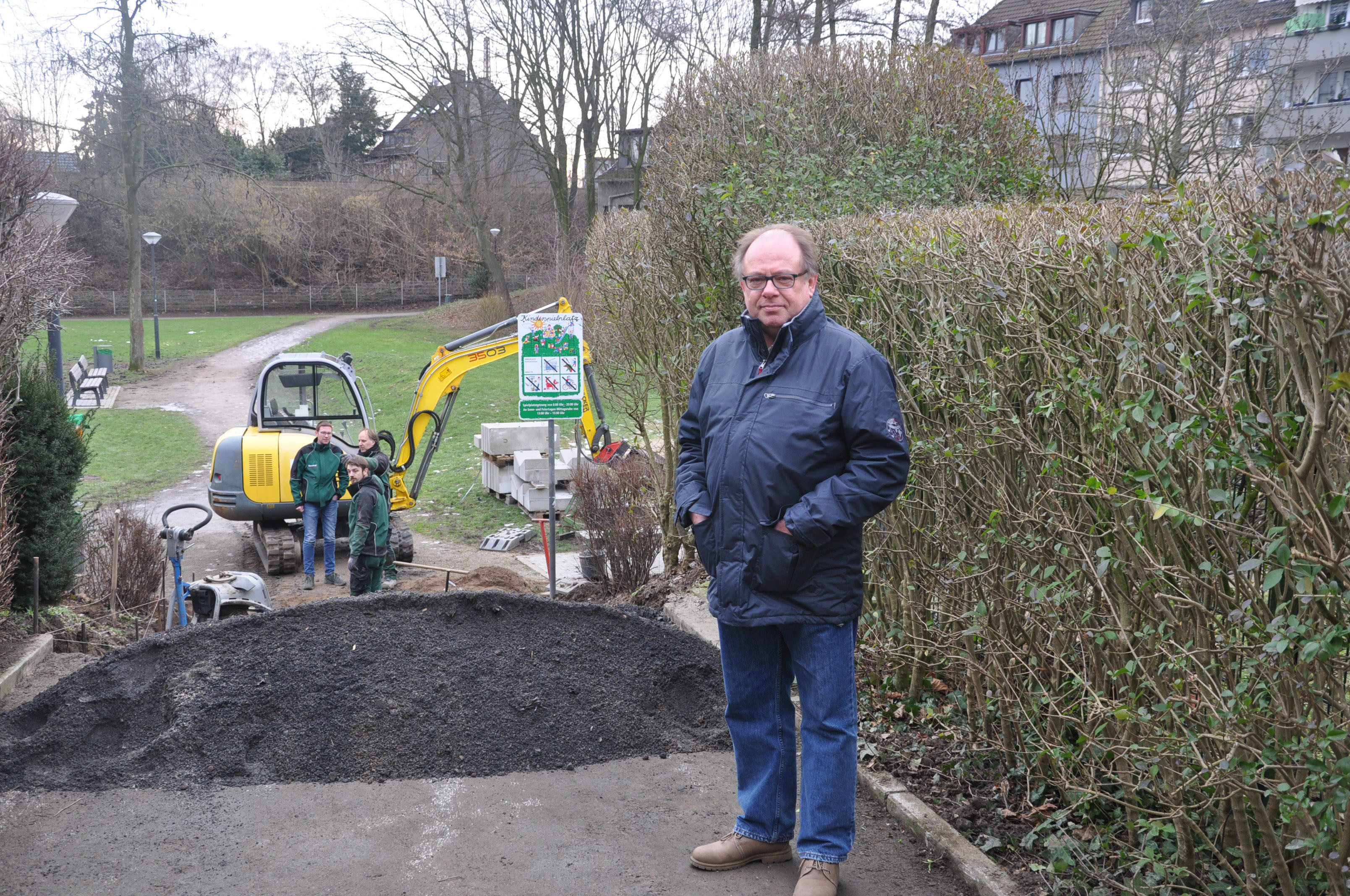 Klaus Adelskamp vor der Baustelle. In der letzten Woche starteten die Arbeiten an der neuen Treppenanlage, bis auf das Geländer ist bereits alles komplett.