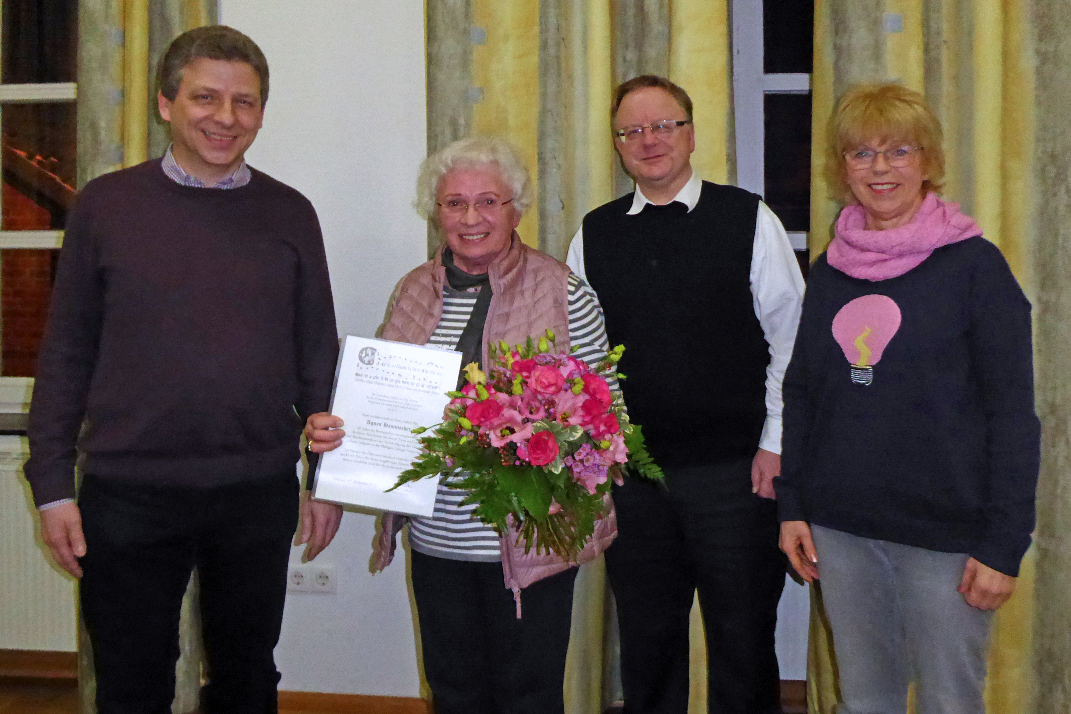 Agnes Hammacher (2.v.l.) wurde für 50 Jahre Chormitgliedschaft geehrt.