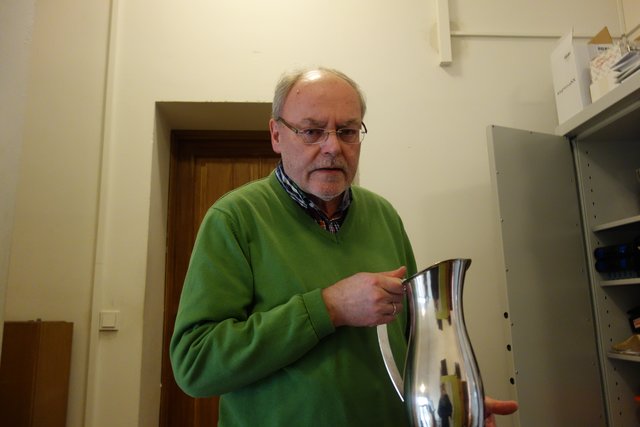 Taufkanne, die mit einem Hammer verbeult wurde | Foto: Schattberg