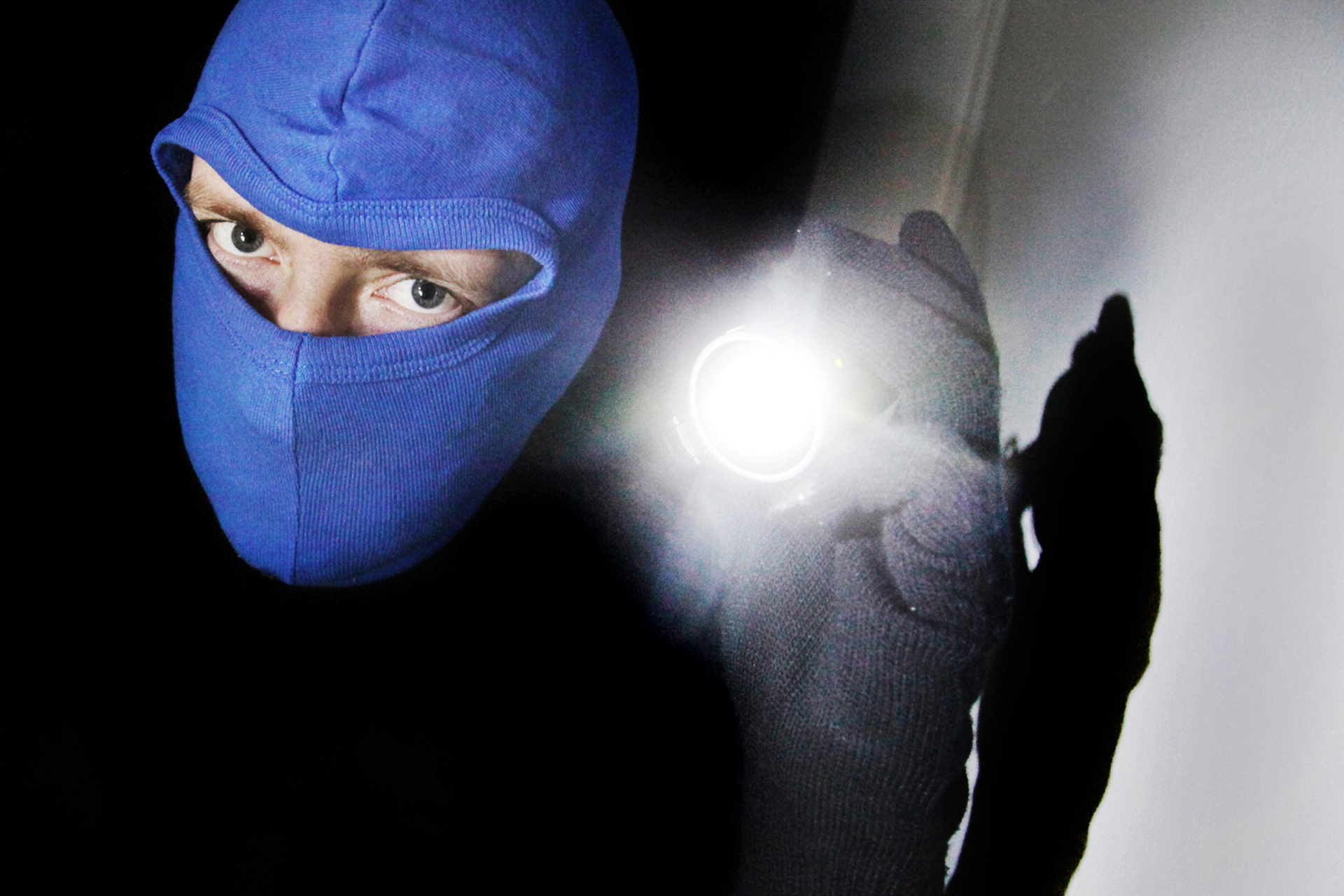 Die Polizei fahndet nach drei Unbekannten.