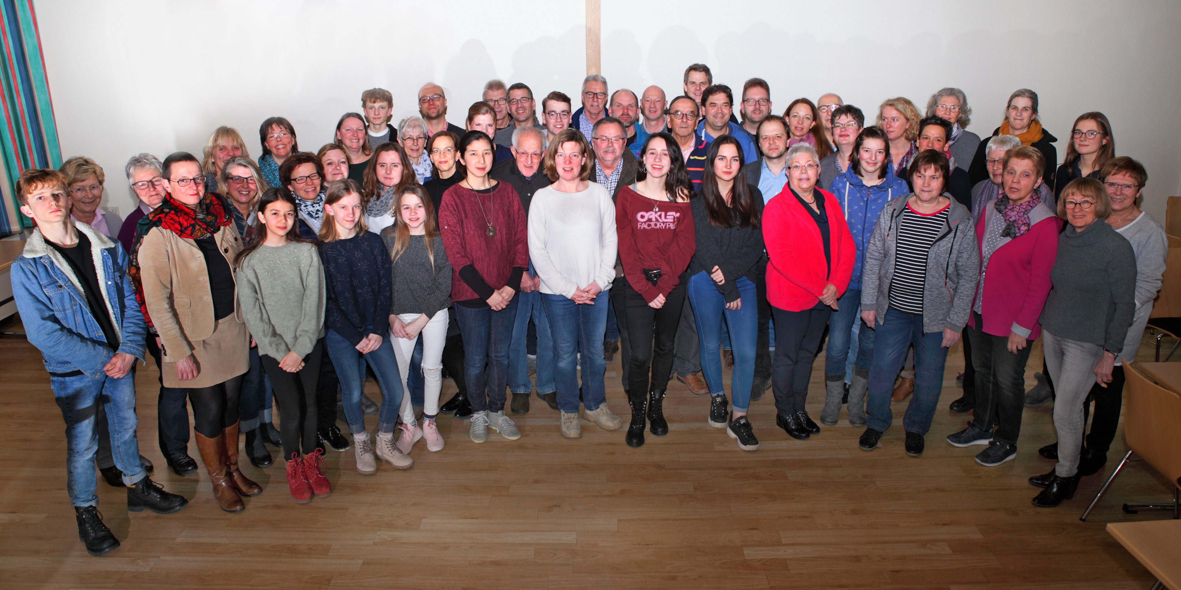 65 Sängerinnen und Sänger aus drei Generationen umfasst das erfolgreiche Hennener Chorprojekt "Cantiamo" inzwischen. Foto: Greitzke