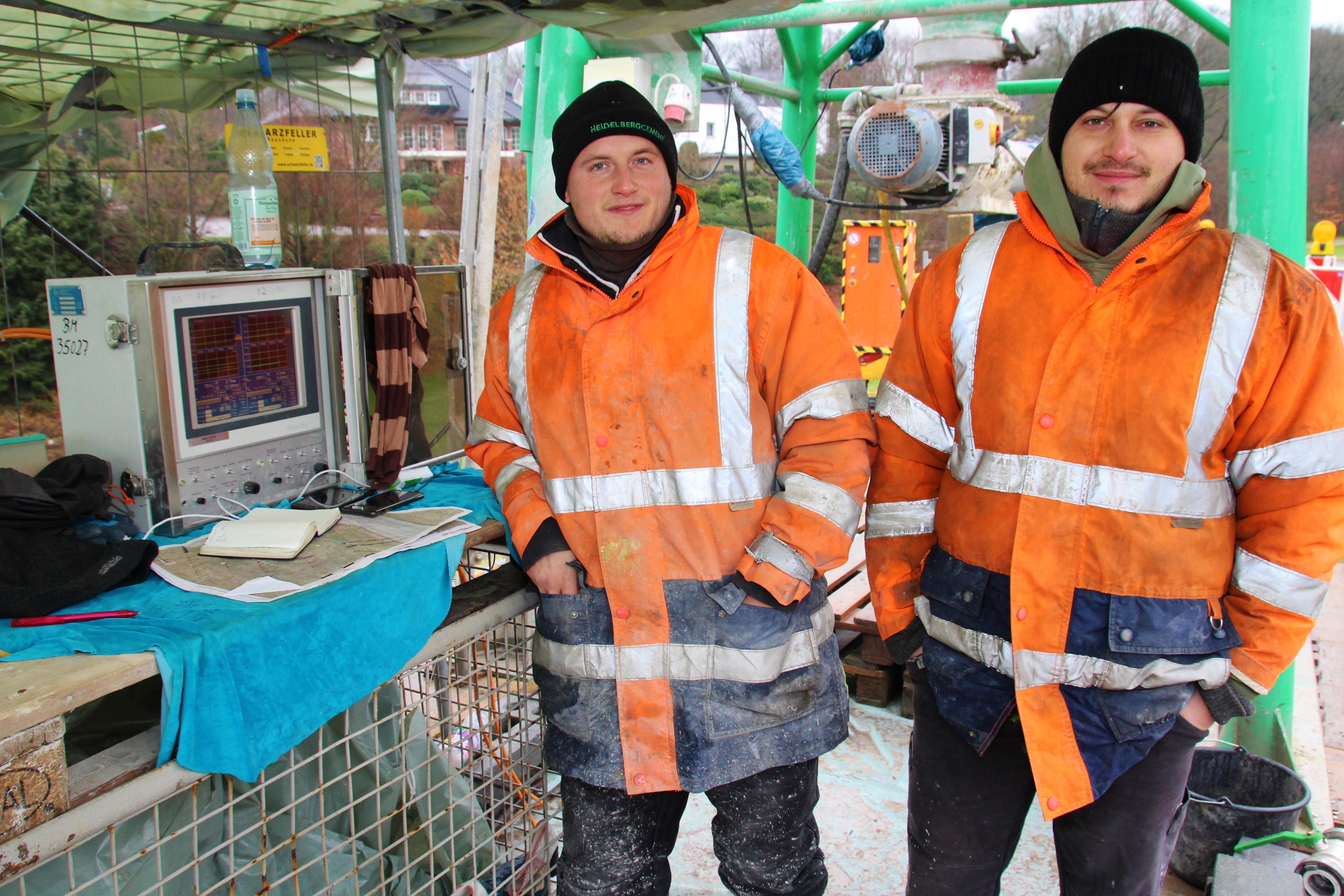 Dominik Lütkemeier und Abdullah Cantürk verfolgen am Überwachungsmonitor, mit wieviel Druck das Betongemisch in die Bohrlöcher gepresst wird.
