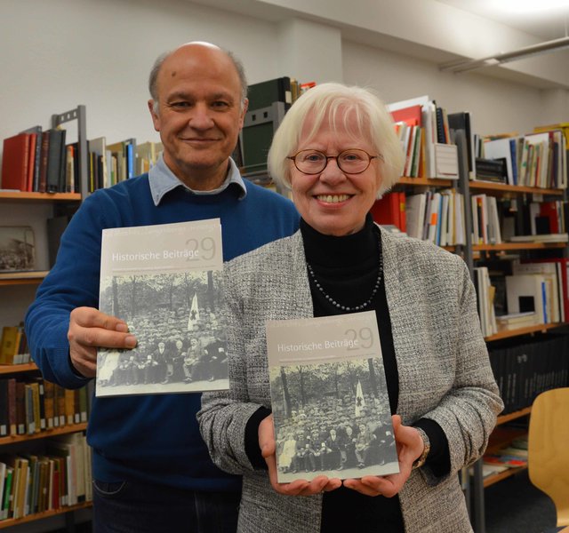 Stadtarchivar Christoph Schotten und Dr. Jutta Scheidsteger, Vorsitzende des Bergischen Geschichtsvereins, Abteilung Velbert-Hardenberg, stellten die 29. Auflage der "Historischen Beiträge" vor.