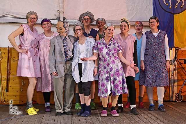 Diese netten Damen sind beim Frauenkarneval der kfd-Büderich auch dabei.