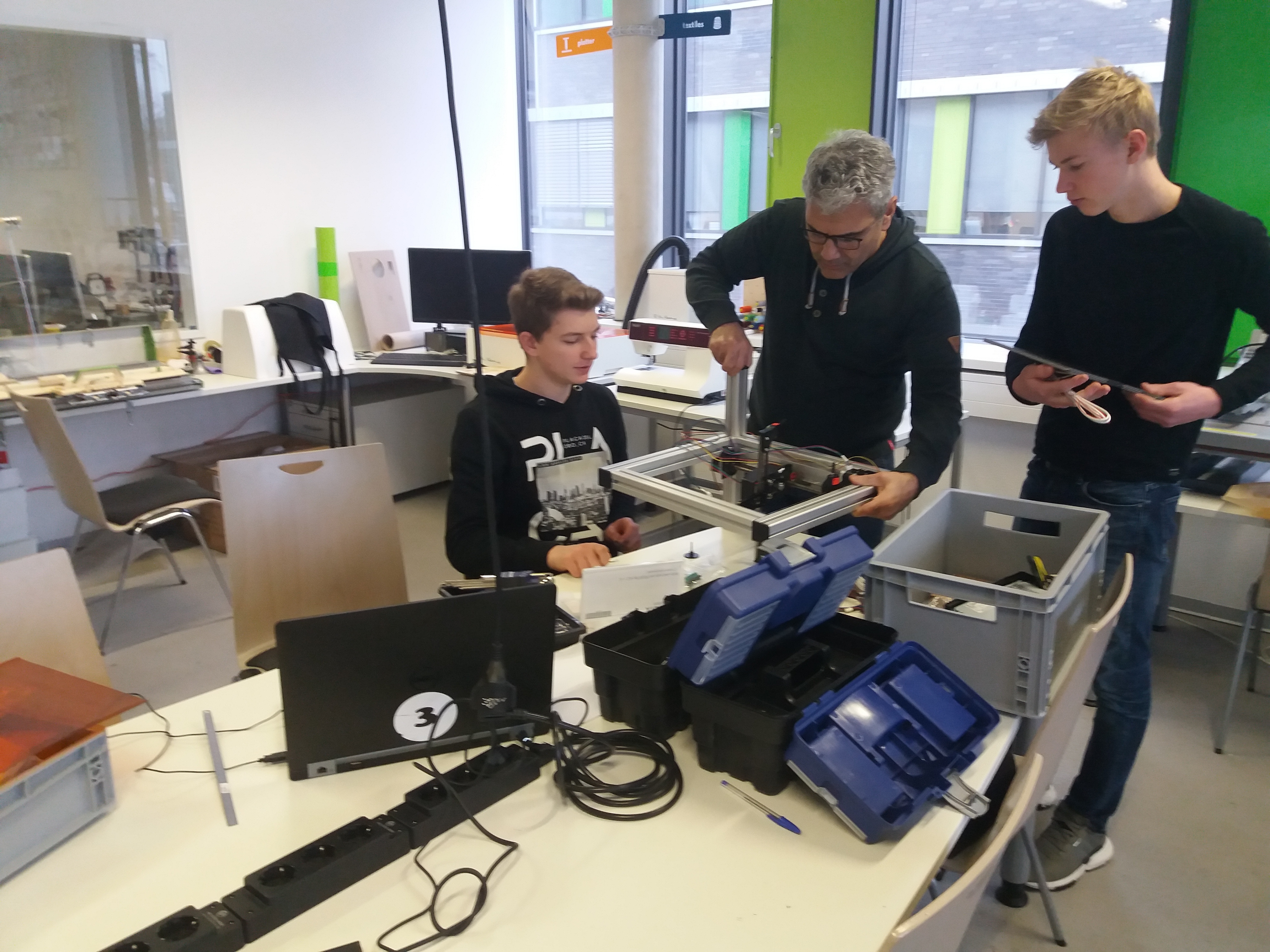 Schüler der Gesamtschule Hamminkeln bauen 3D-Drucker an der Hochschule Rhein-Waal.