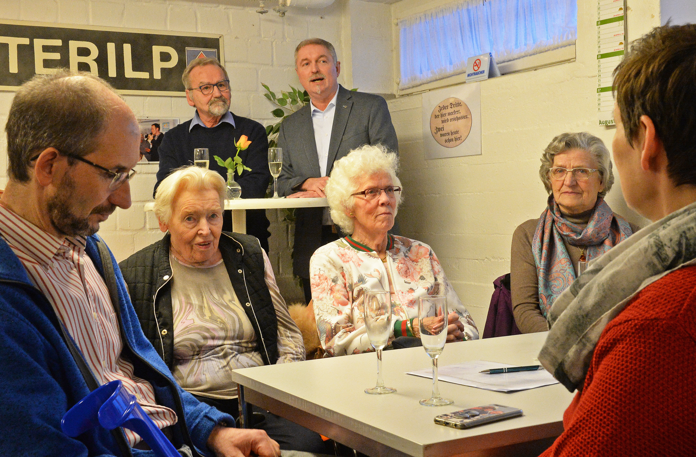 Die Mitglieder des Bürgervereins kamen beim Neujahrsempfang im Keller einer Schule zusammen.