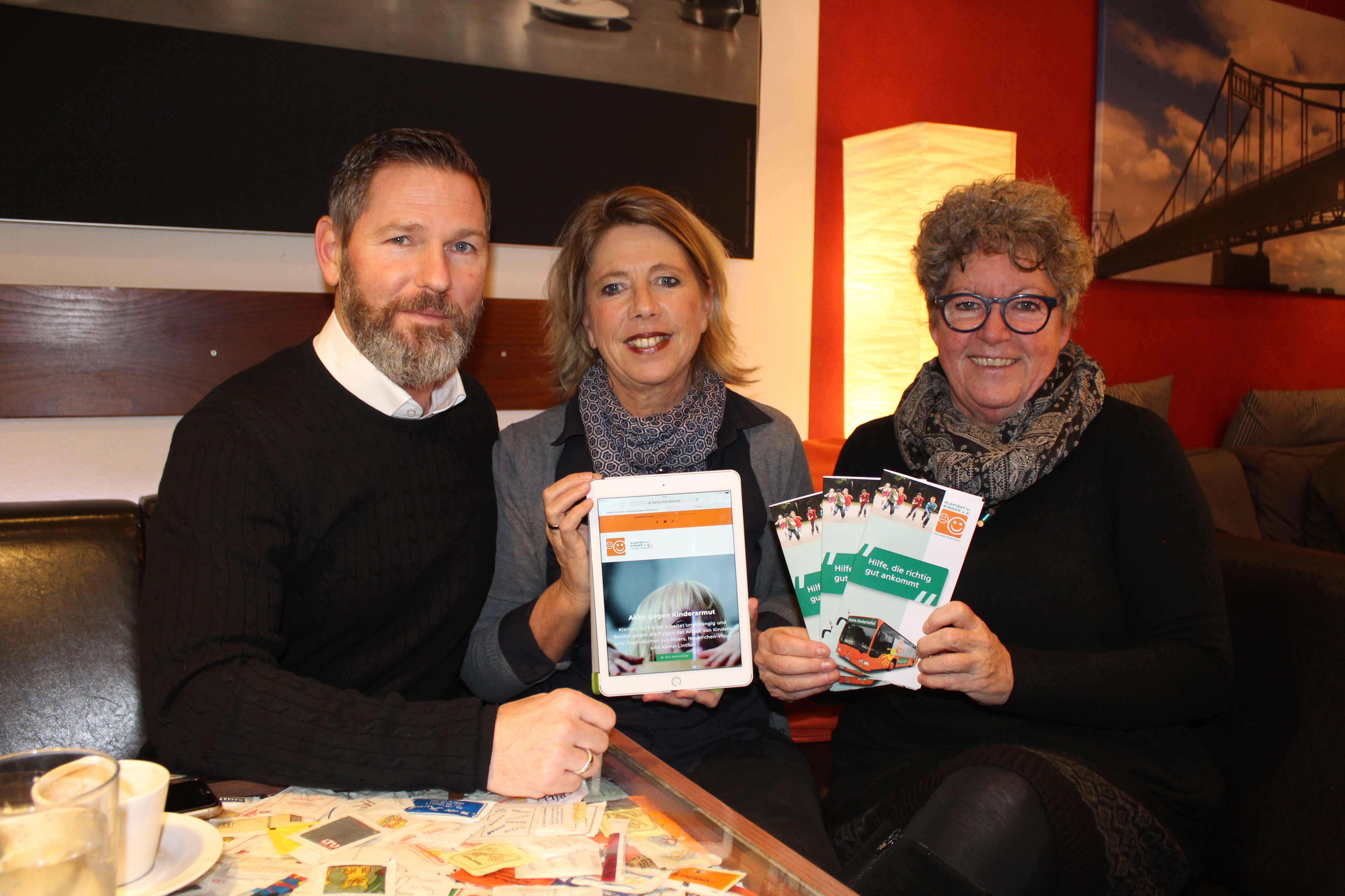 Stellten nun den neuen Flyer vor und berichteten über die neu gestaltete Homepage, vl. Michael Passon, Gudrun Tersteegen und Ingrid Hoffmann.