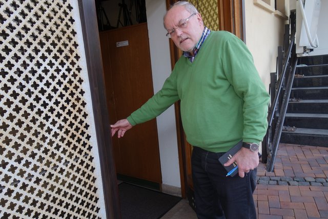 Pfarrer Werner Sonnenberg an der aufgebrochenen Tür | Foto: Schattberg