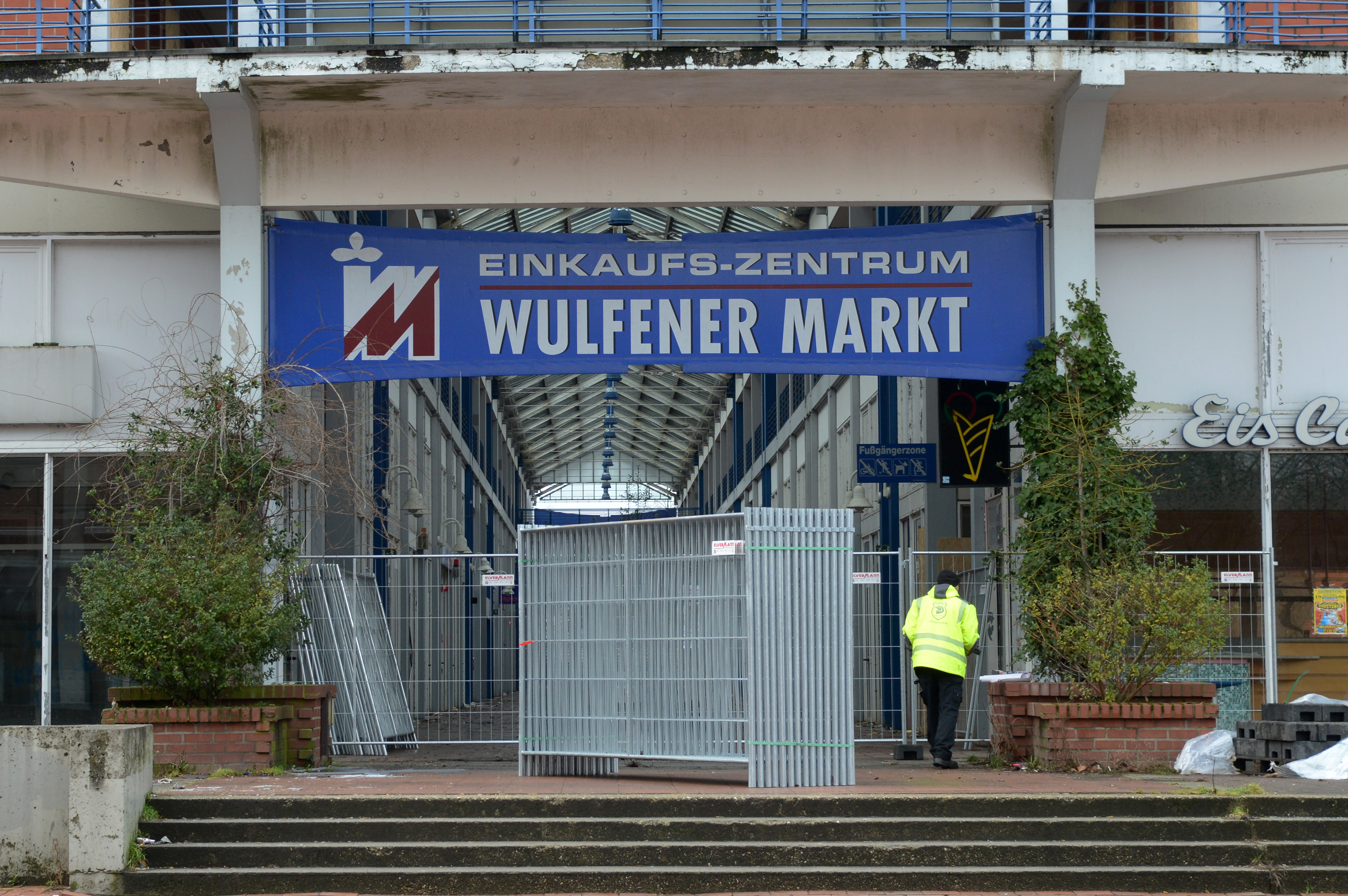 Hier geht's nicht mehr weiter: Nach schweren Vandalismusschäden wurde der Wulfener Markt aus Sicherheitsgünden gesperrt.