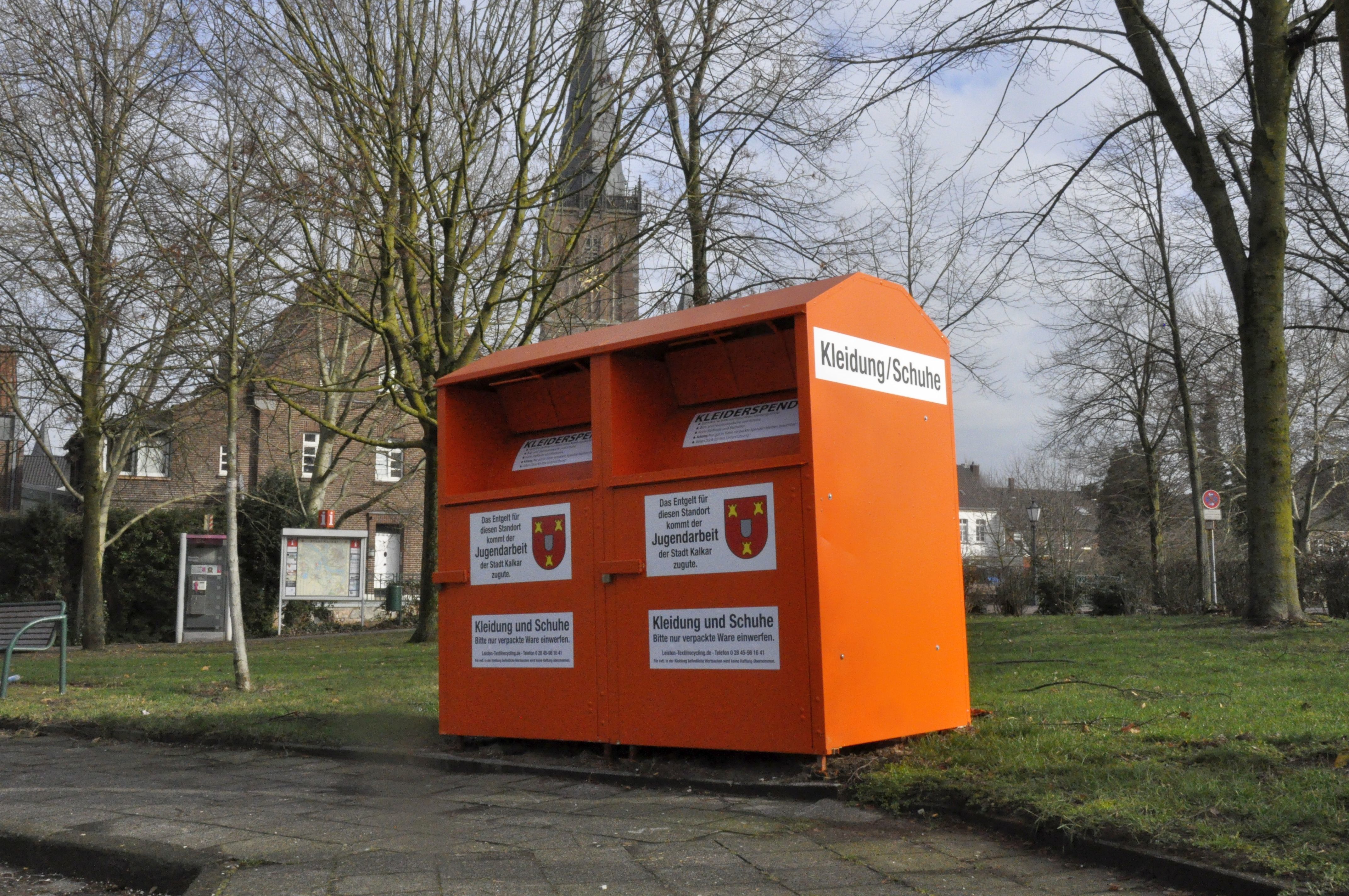Der Altkleidercontainer in Kalkar am Parkplatz Schwanenhorst